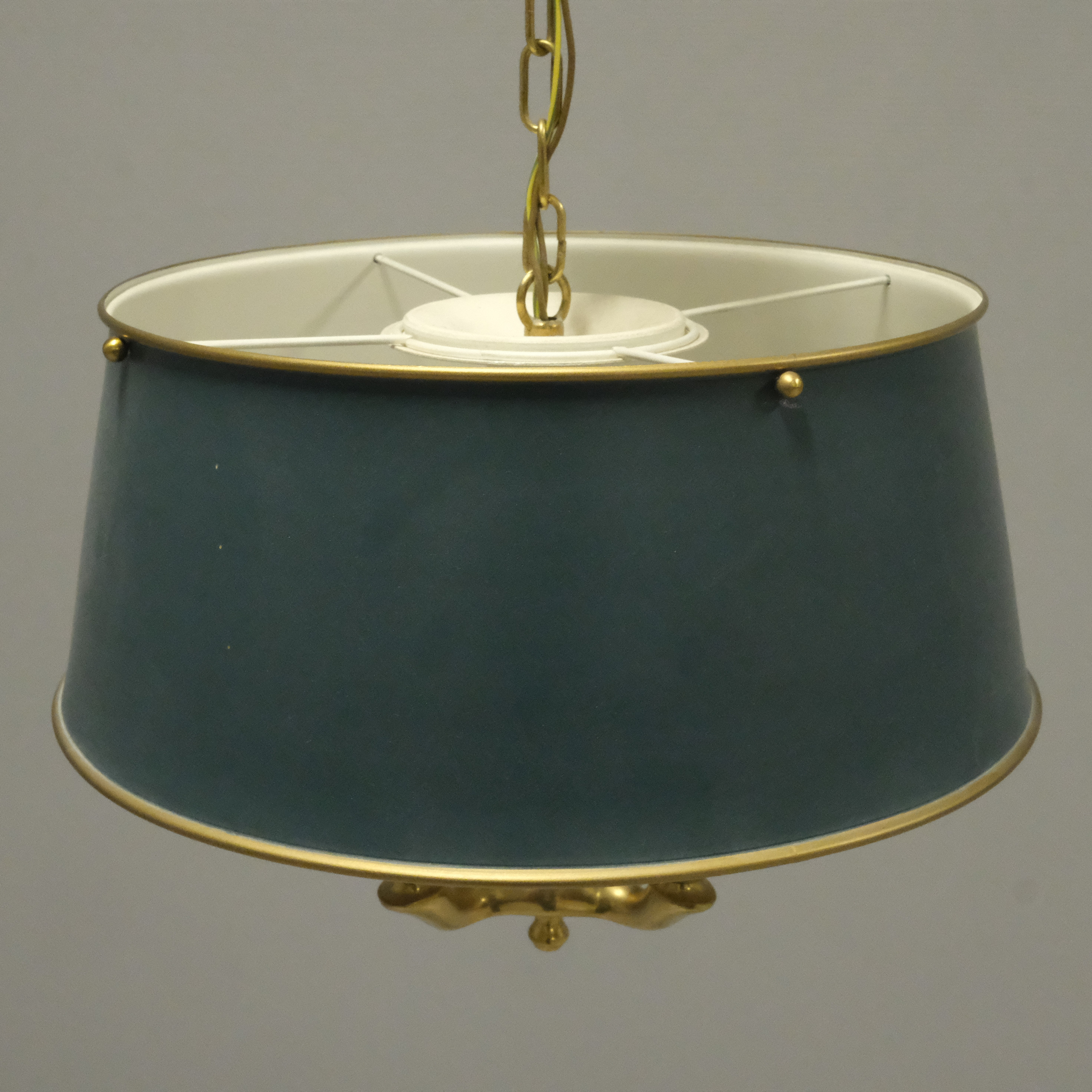 TAKLAMPA. ENGELSK STIL. MÄSSING OCH PLÅT.