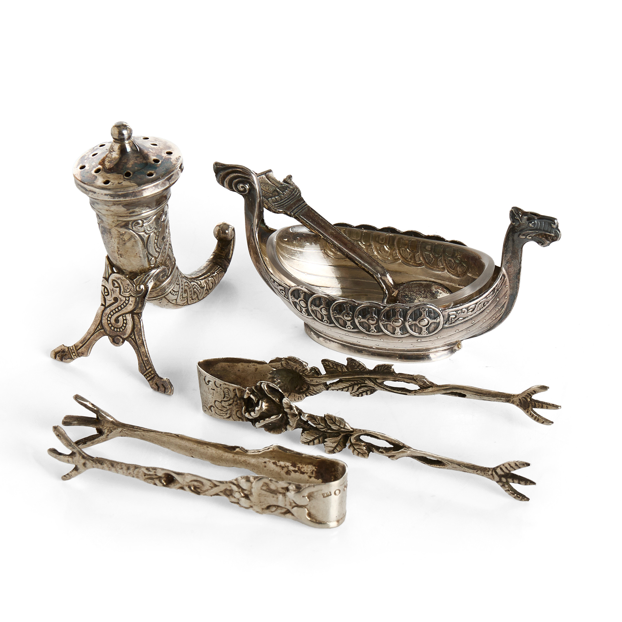 PARTI SILVER, 4 delar, saltströare, saltkar i form av vikingaskepp samt sked, 2 st sockertänger i form av kråkfötter.