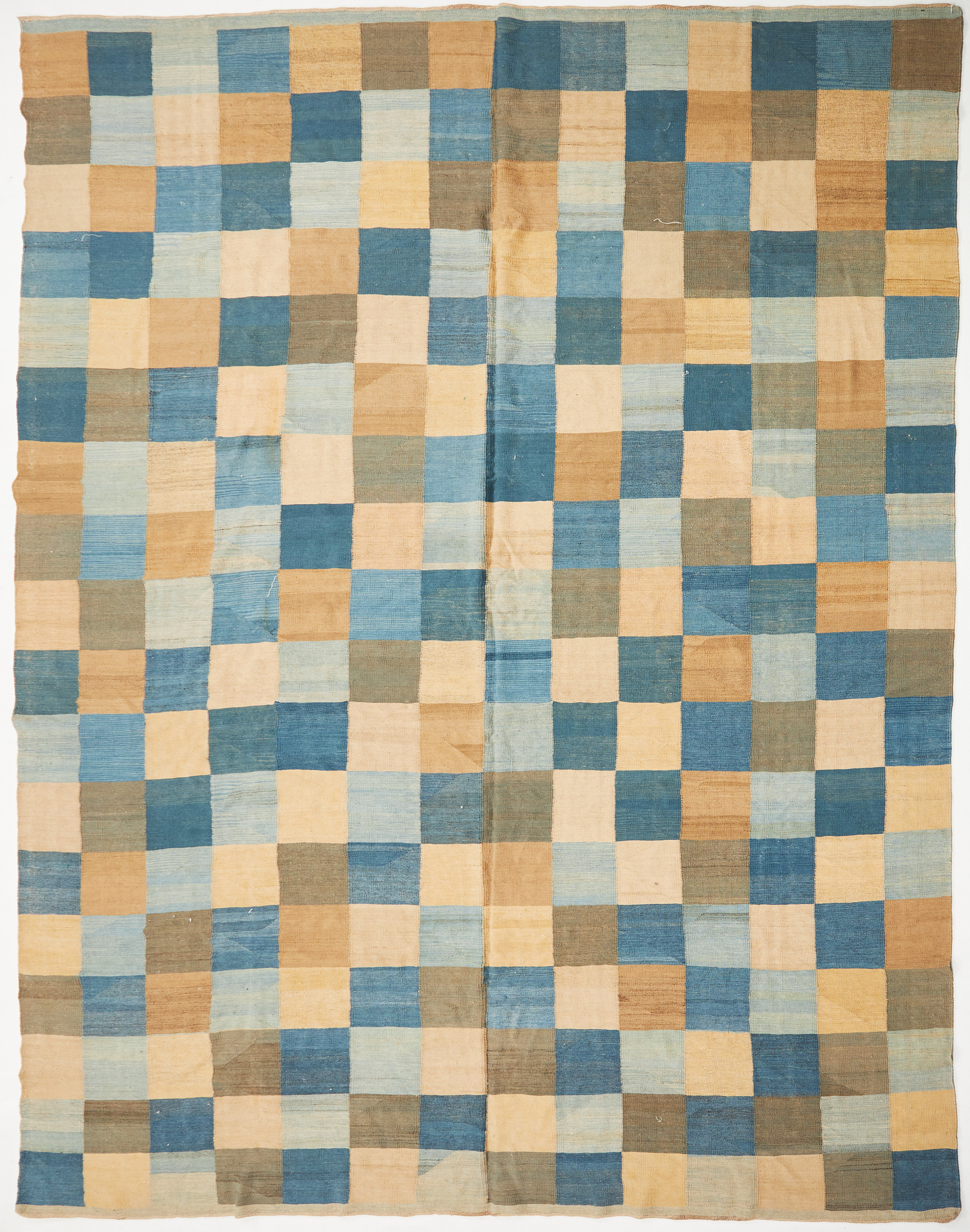 MATTA. Kelim, kvadratiskt mönster, färgställning i blått och jordiga toner, samtida.