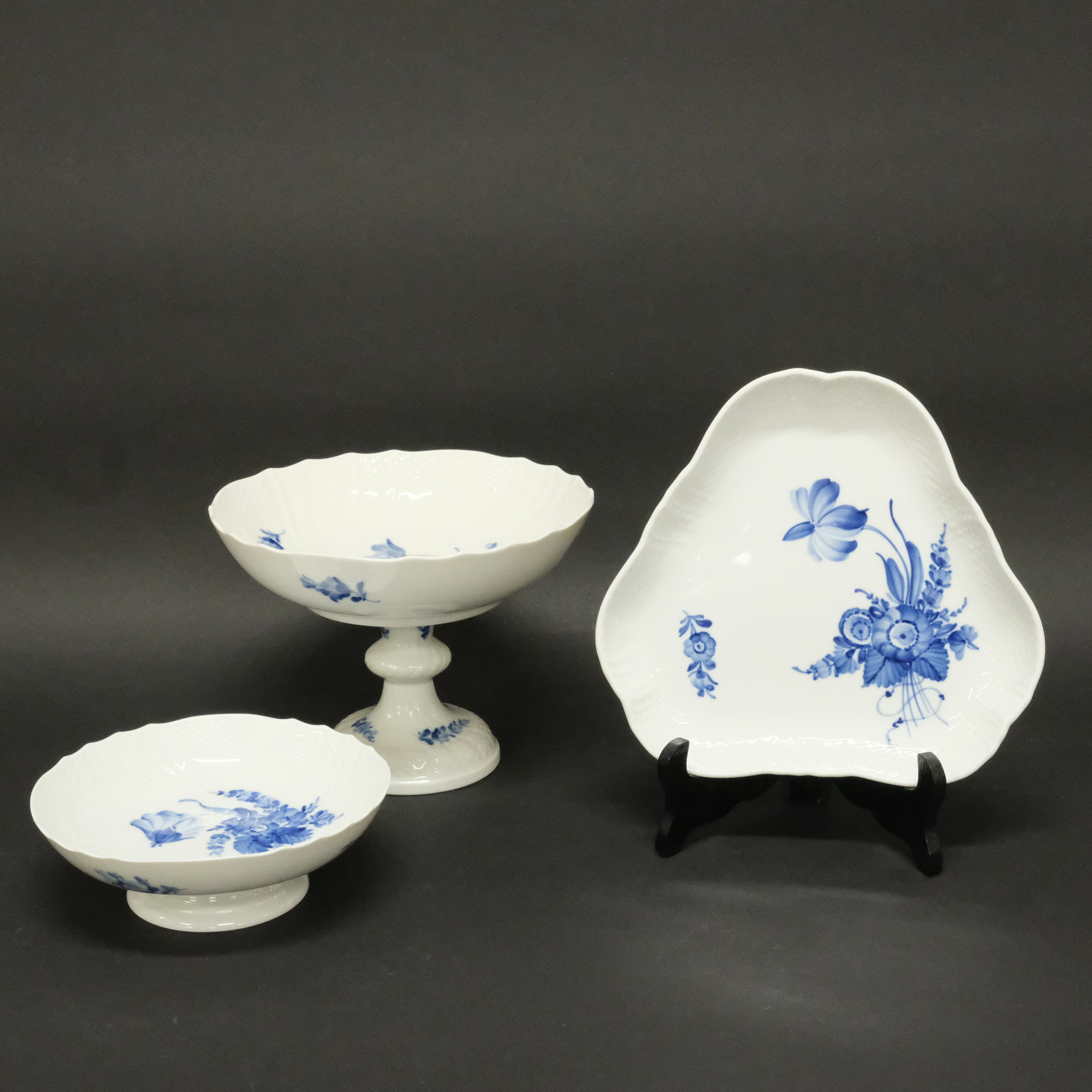 PORSLIN, "BLÅ BLOMST", ROYAL COPENHAGEN, TRE DELAR.