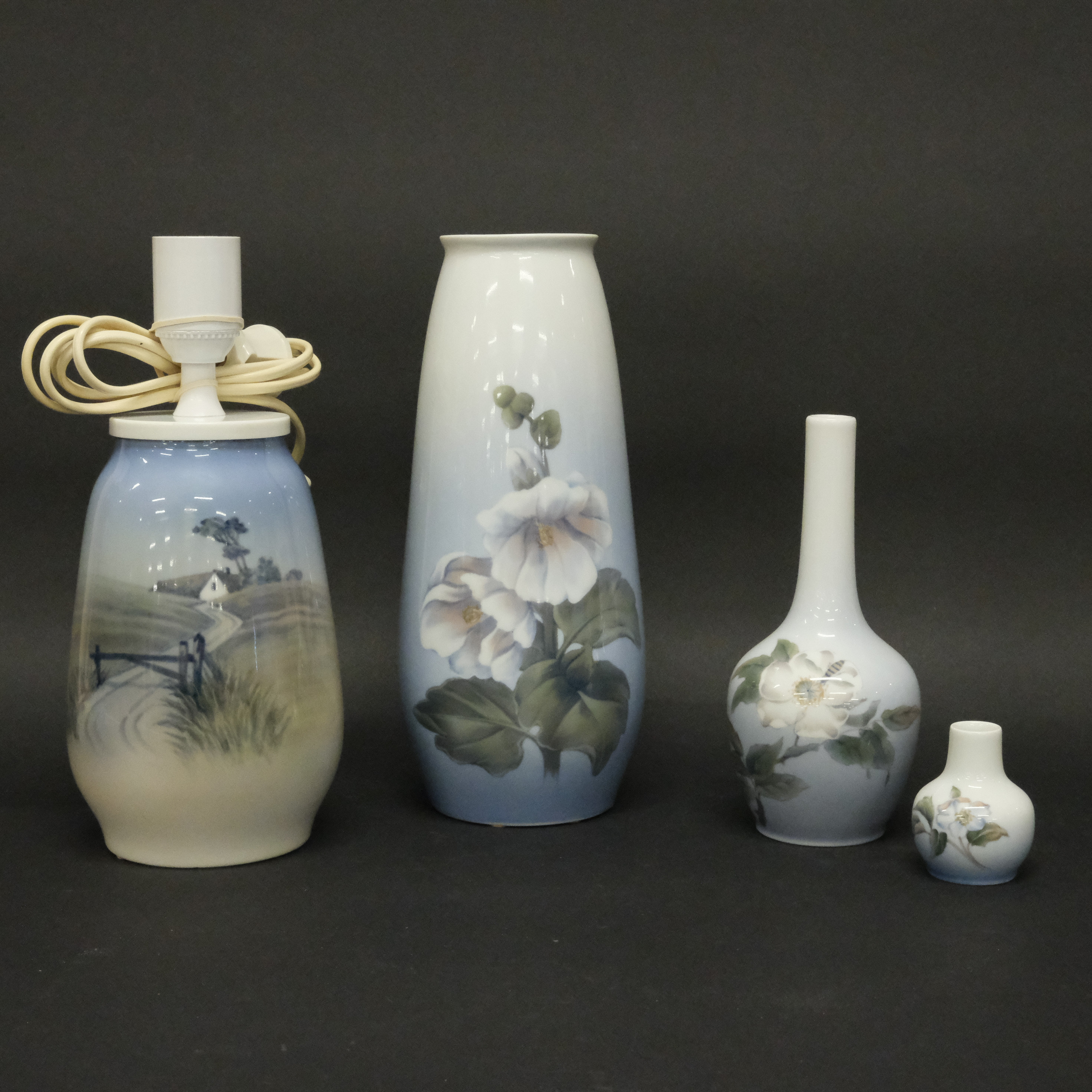 TRE VASER SAMT BORDSLAMPA, ROYAL COPENHAGEN.