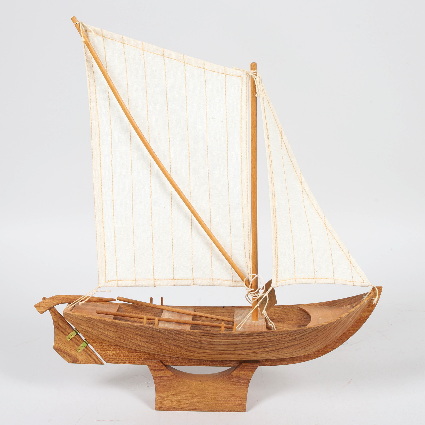 MODELLBÅT, trä & textil, signerad, Linslöjden, Bräkne-Hoby, 1900-talets andra hälft.