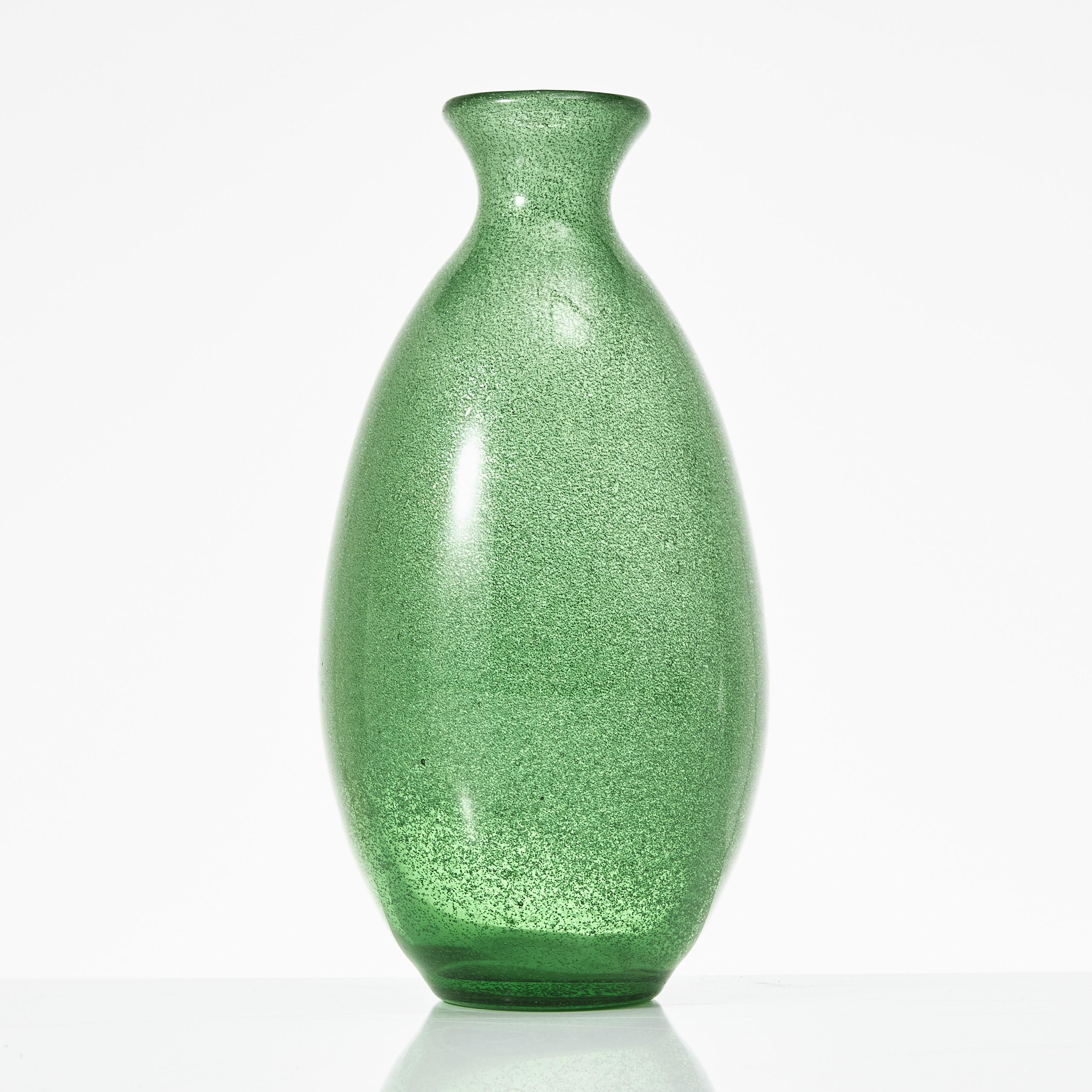 ERIK HÖGLUND. Vas, grön glasmassa med bubblor, signerad Boda H 440/250.