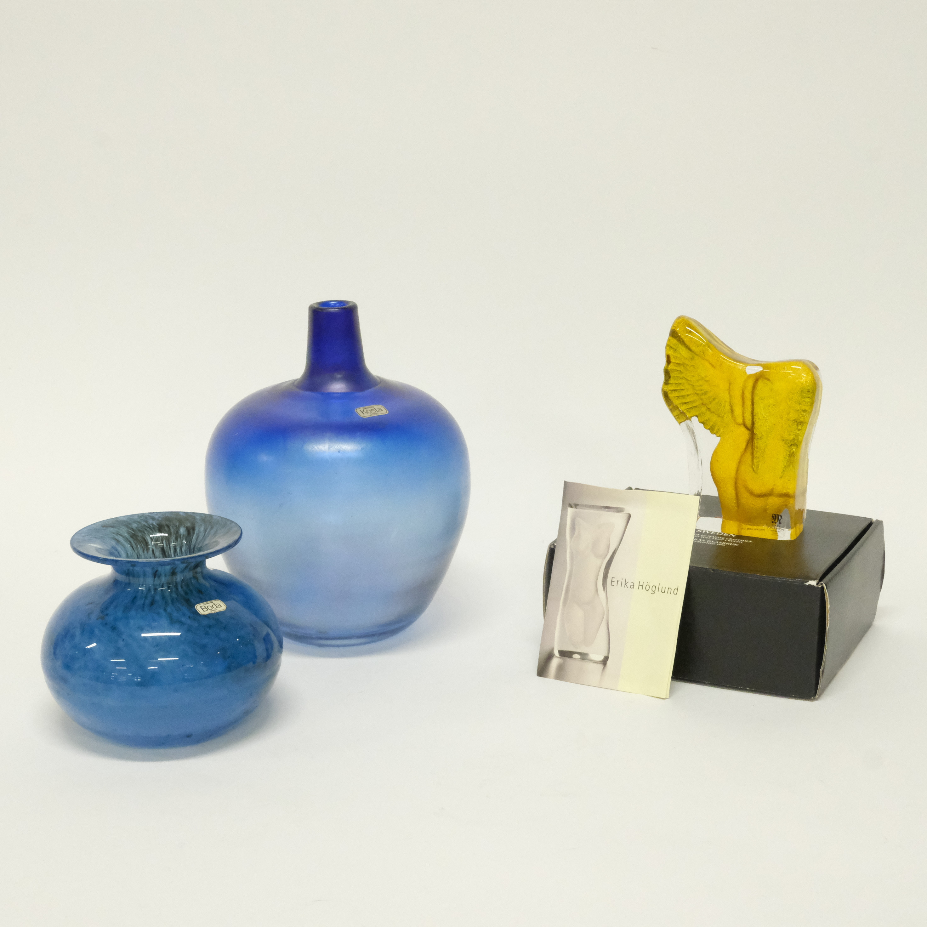 TVÅ VASER SAMT SKULPTUR, GLAS, BERTIL VALLIEN OCH ERIKA HÖGLUND.