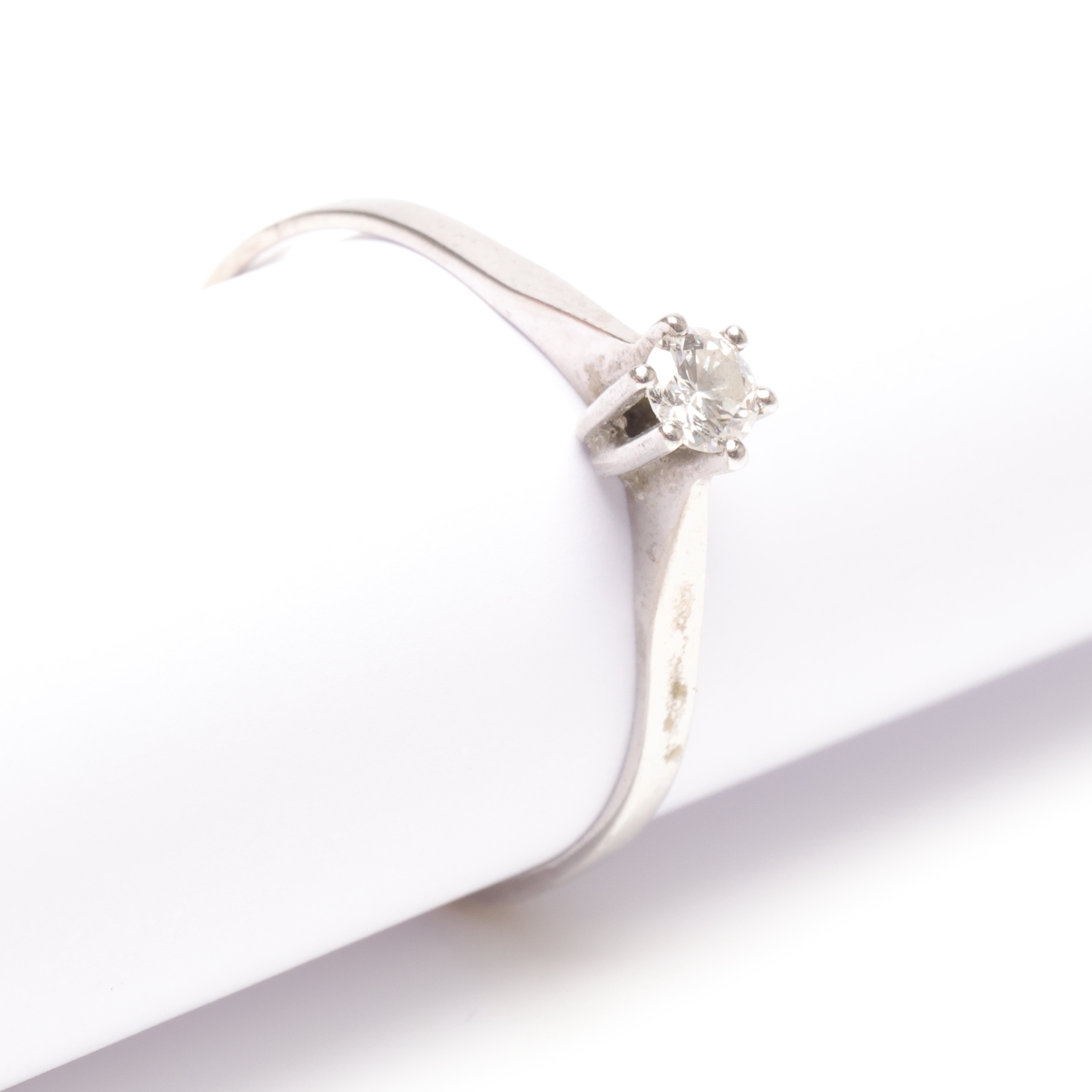 RING, 18k vitguld med diamant, vikt ca 2,5 gram, 0,24 ct enligt gravyr.