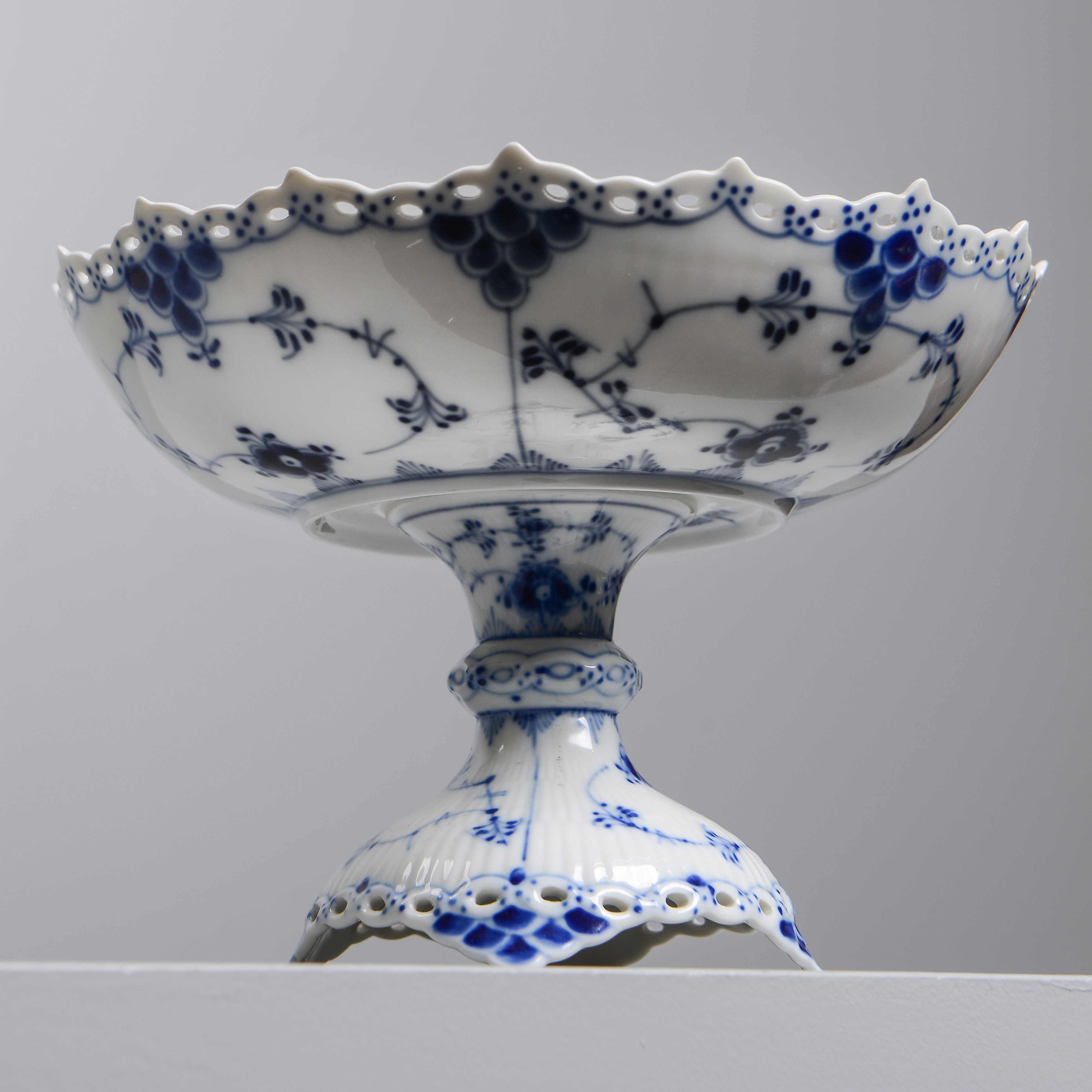 MUSSELMALET, uppsatsskål, helblond, Royal Copenhagen, Danmark.