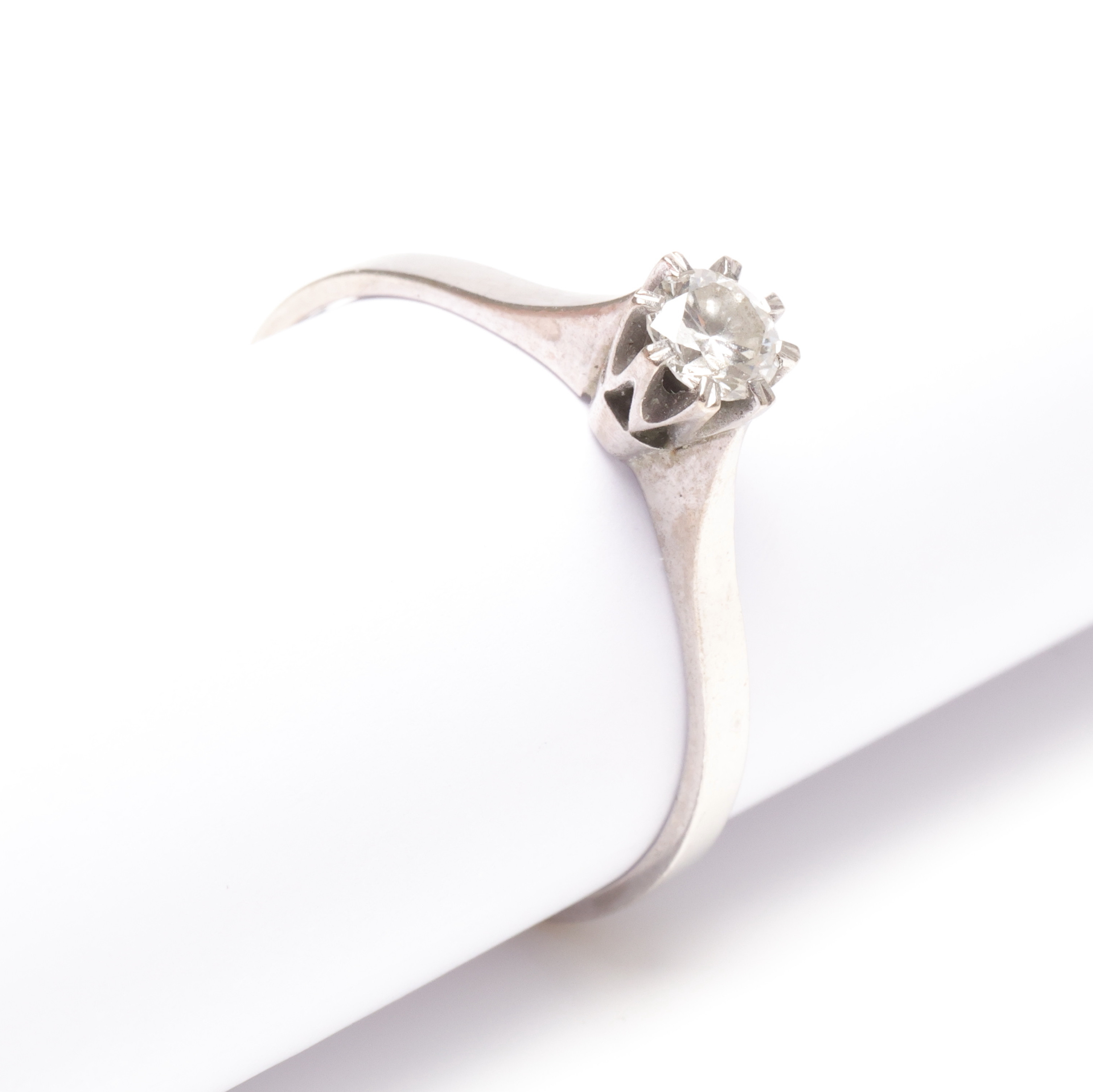 RING, 18k vitguld med diamant, enligt gravyr 0,42. vikt ca 3,2 gram.
