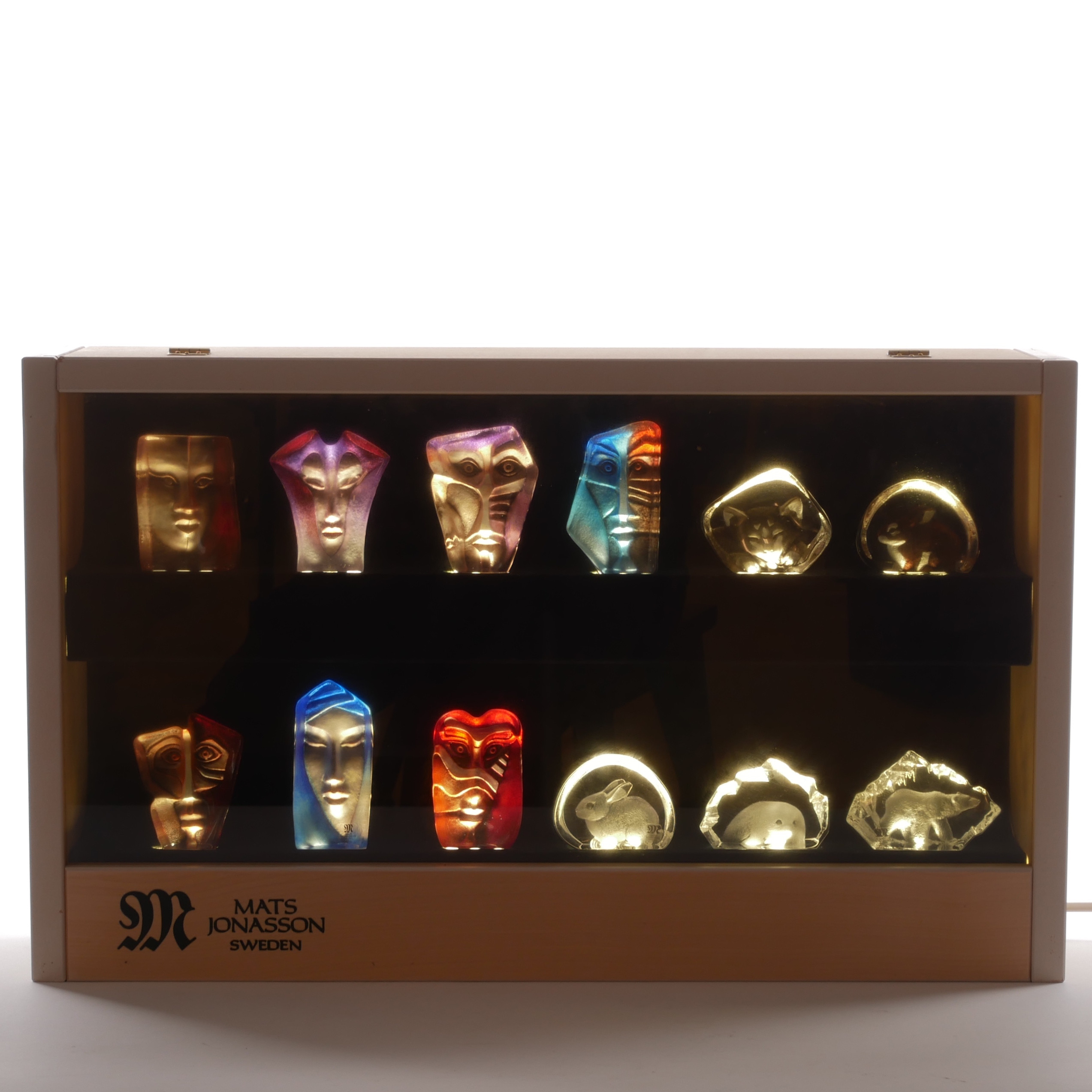 MATS JONASSON. Monterskåp med konstglas, 13 delar, Målerås.