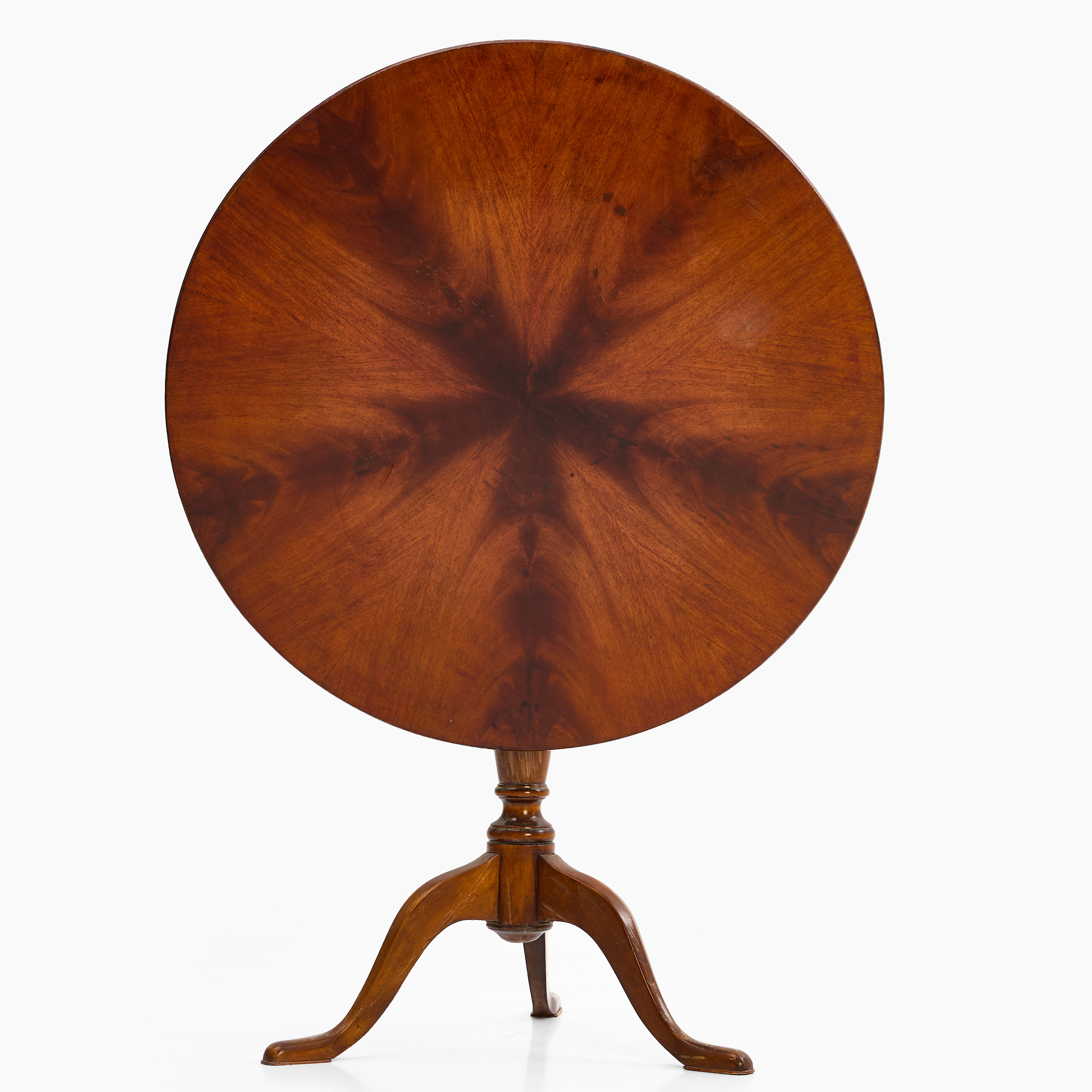 FÄLLBORD, 1900-talets första hälft, rund skiva på tredelad pelarfot, fanerad i mahogny.