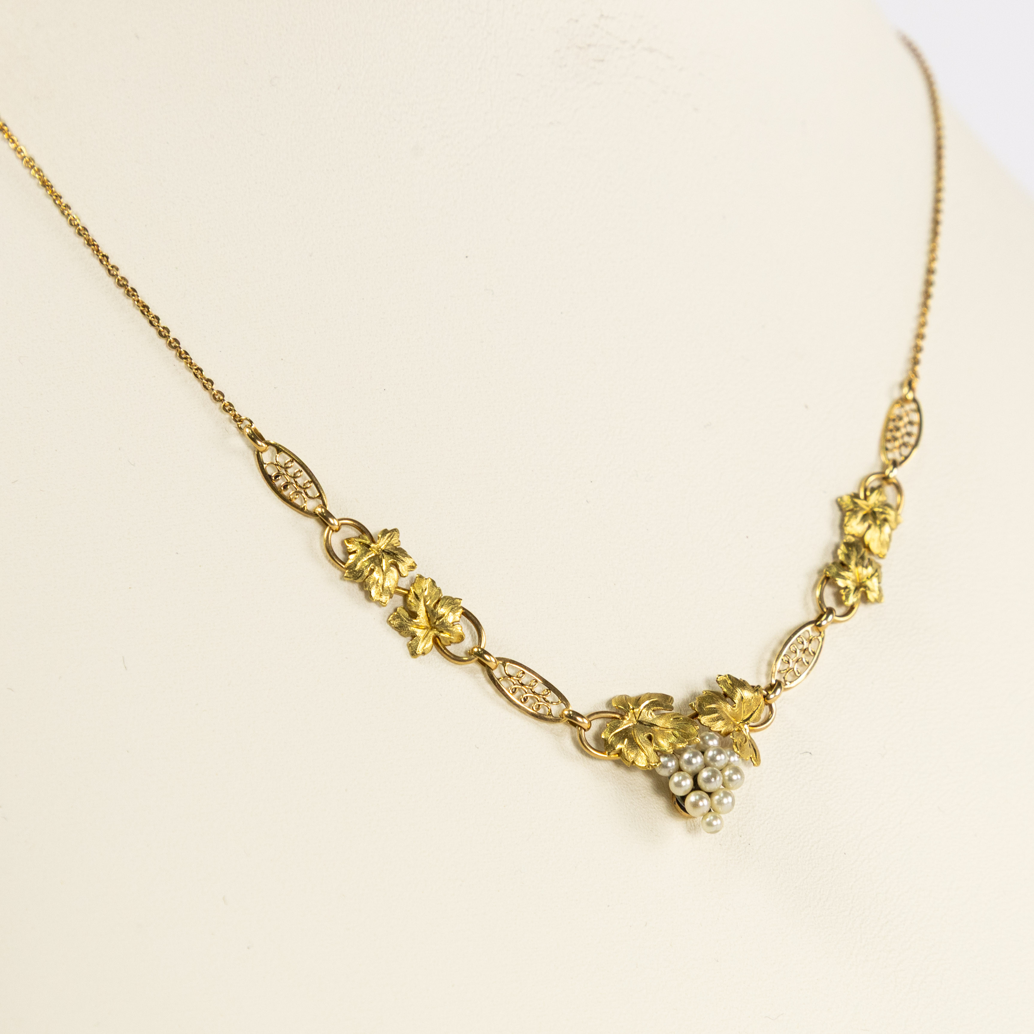 COLLIER, 18k guld, dekor med druvor, längd 40 cm.