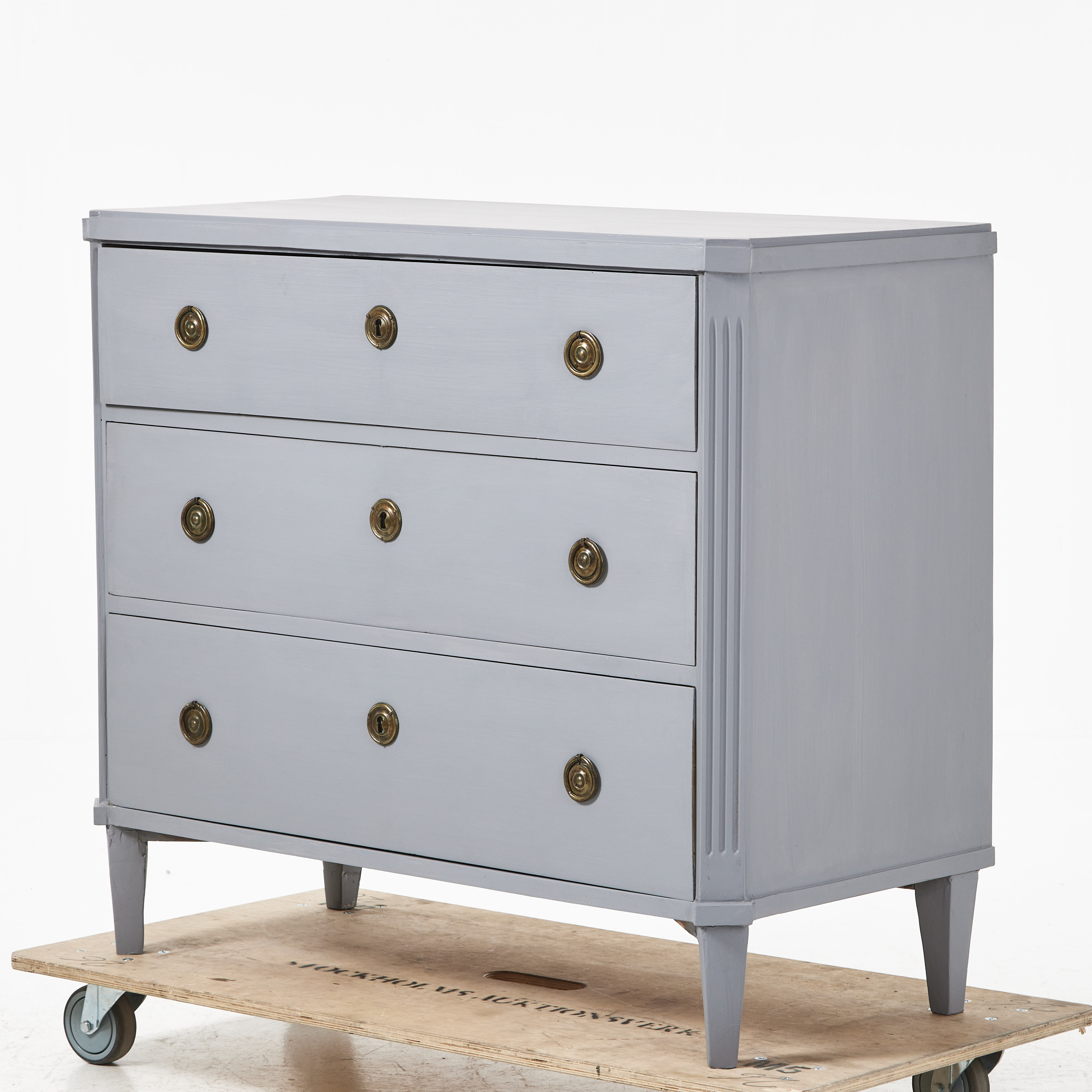 BYRÅ, gustaviansk stil, tre lådor, mässingsbeslag, 1800-tal / 1900-talets början.