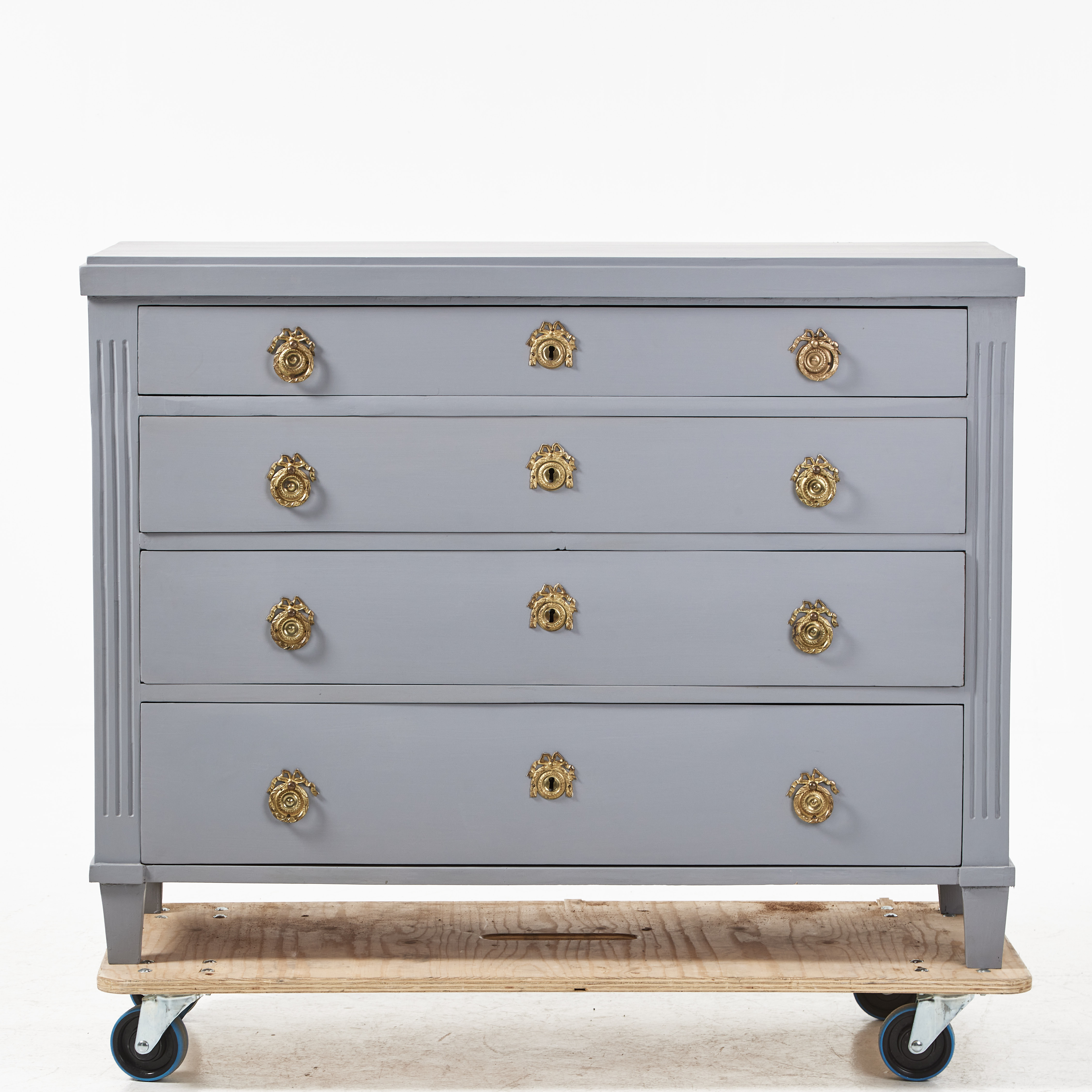 BYRÅ, 1800-talets andra hälft , gustaviansk stil, kannelerade ben.