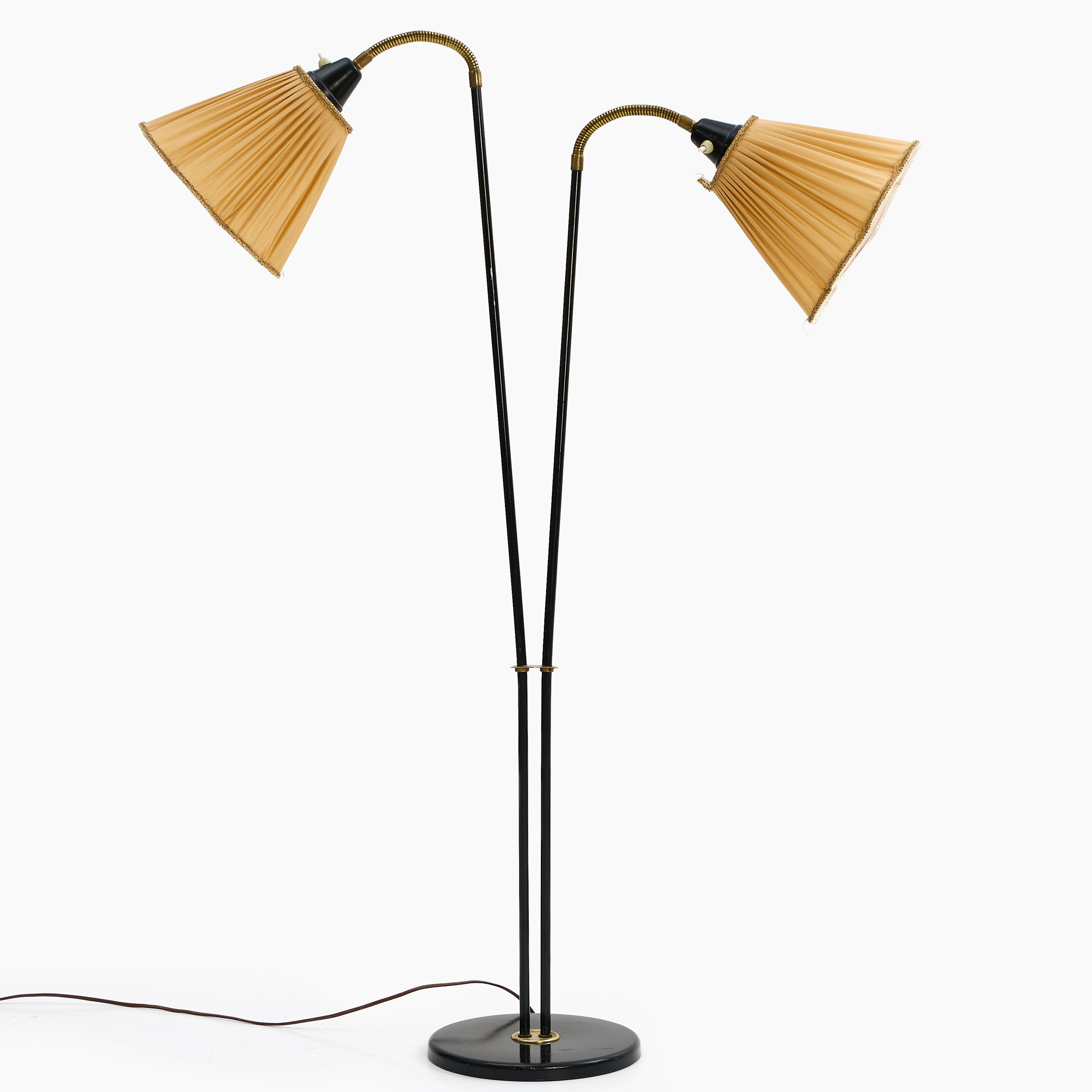 GOLVLAMPA, 1900-talets mitt, 2 ljusarmar, svartlackerad metallstomme med detaljer i mässing.