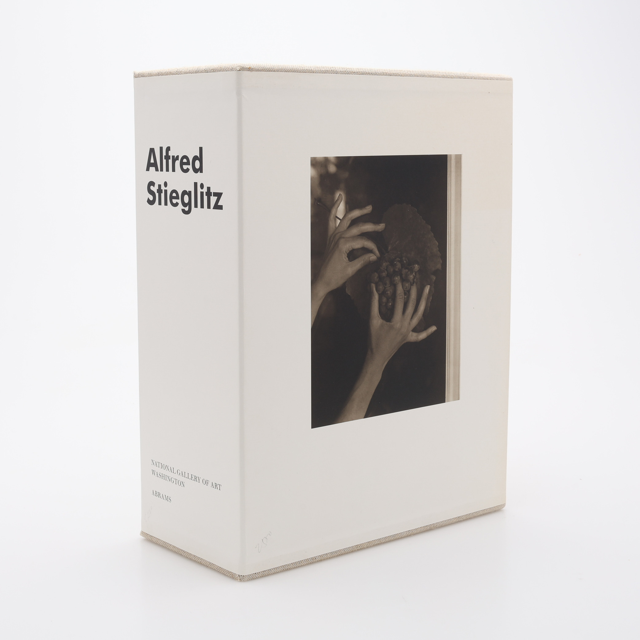 FOTO. DEN BERÖMDE FOTOGRAFEN ALFRED STIEGLITZ (1864-1946) LIVSVERK - 1641 SVART-VITA FOTOGRAFIER REPRODUCERADE OCH BESKRIVNA.