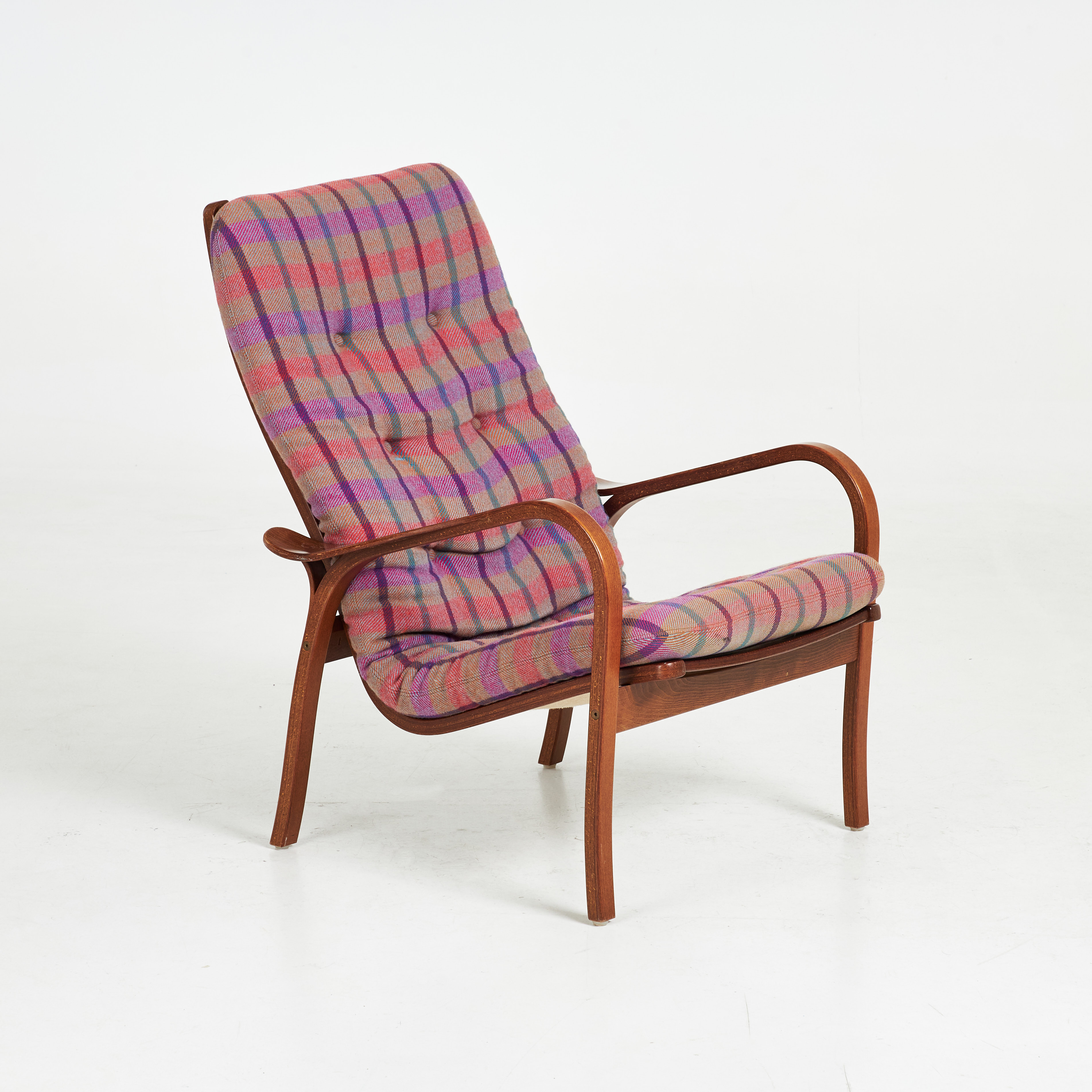 YNGVE EKSTRÖM. Fåtölj, 1900-talets andra hälft, formböjt mörkbetsat trä, textilklädd löstagbar plymå.