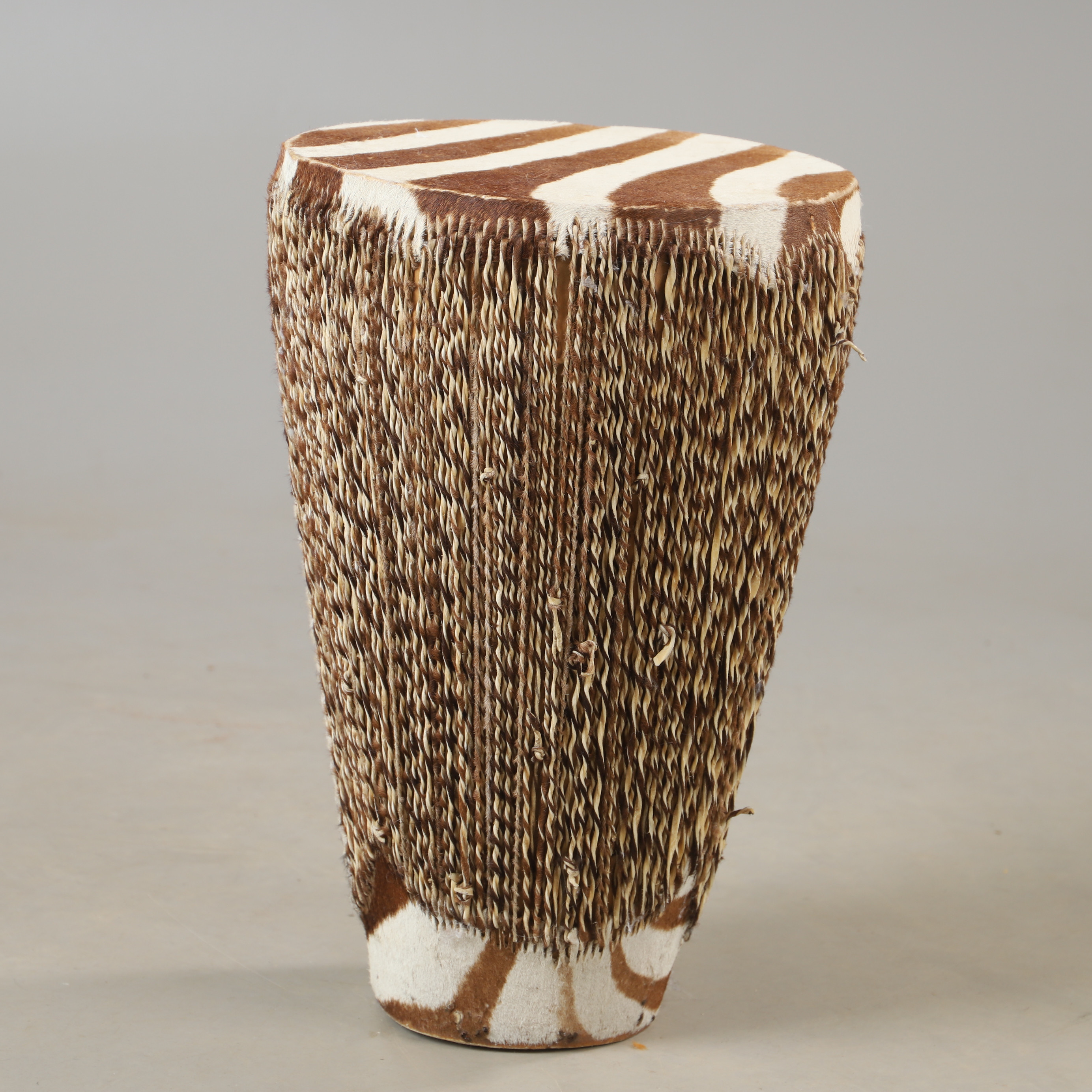 TRUMMA, skinn, Afrika, 1900-tal.