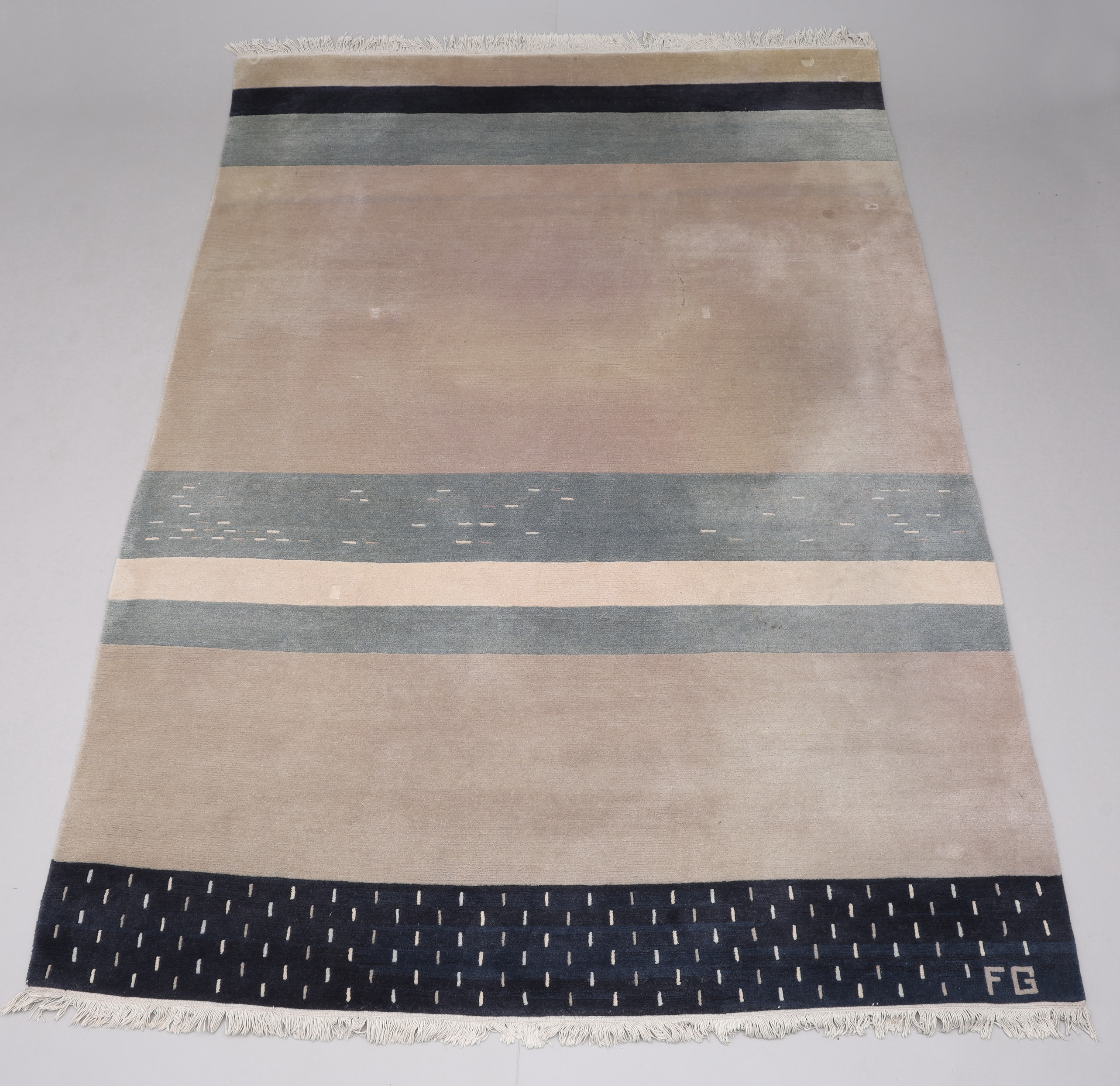 MODERN KNUTEN MATTA, SIGNERAD FG, NEPAL ELLER TIBET, 347X246.