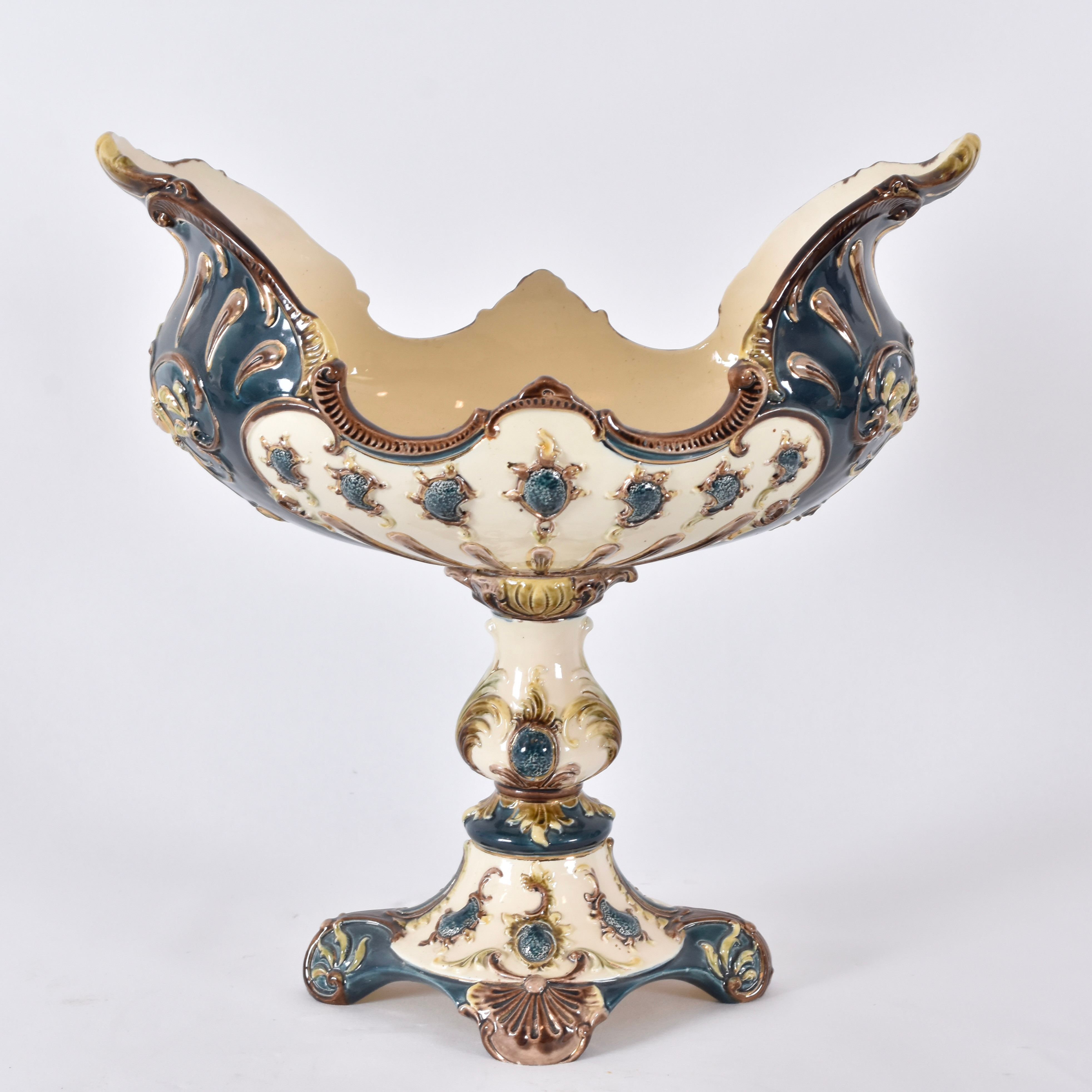 WILHELM SCHILLER & SÖHNE. uppsatsskål, majolika, Bodenbach, Tyskland, sekelskiftet 1900.