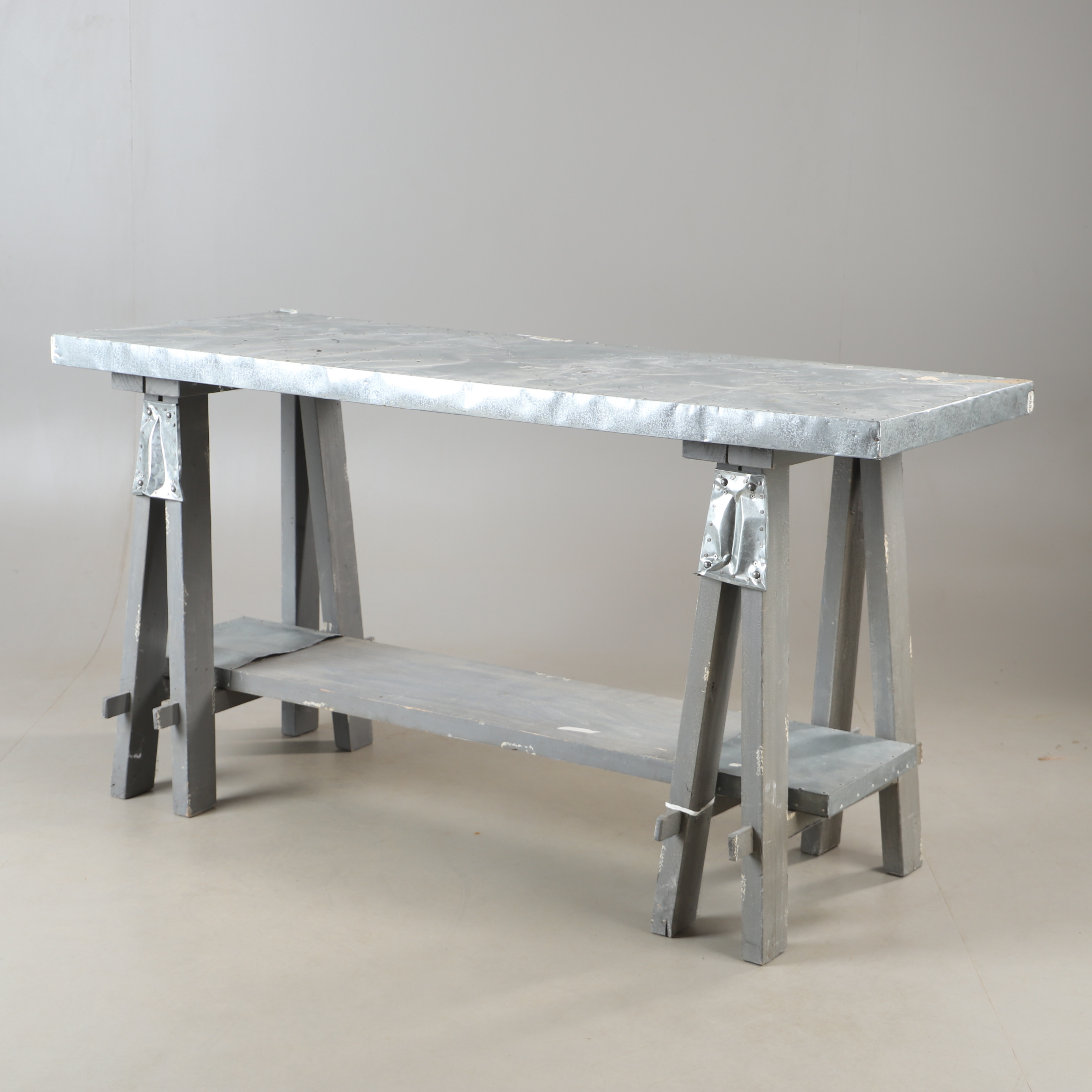 BORD PÅ PALLBOCKAR, trä och metall, 2000-tal.