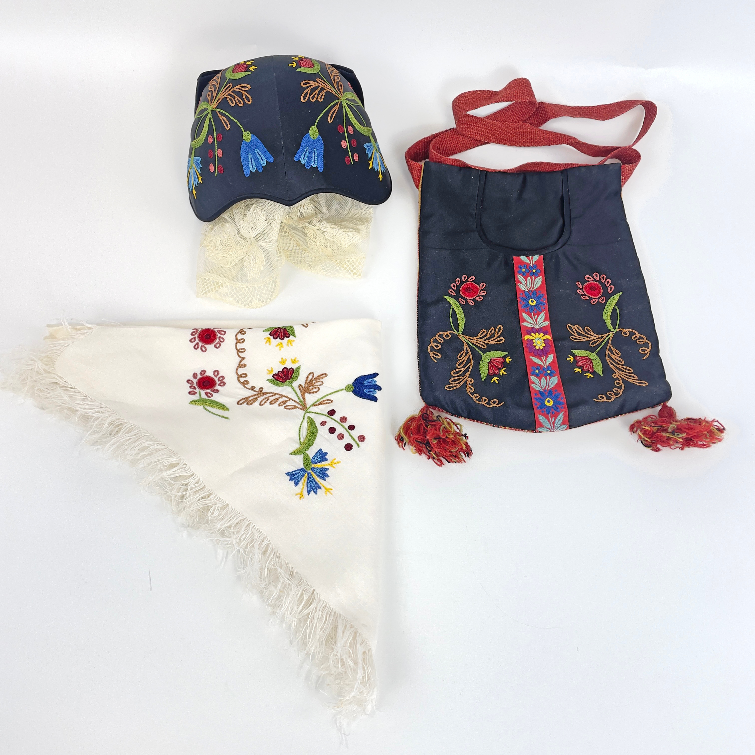 FOLKDRÄKTSDELAR, till Sjuhäradsdräkt, 3 delar, bindmössa, halskläde samt kjolsäck, 1900-tal.