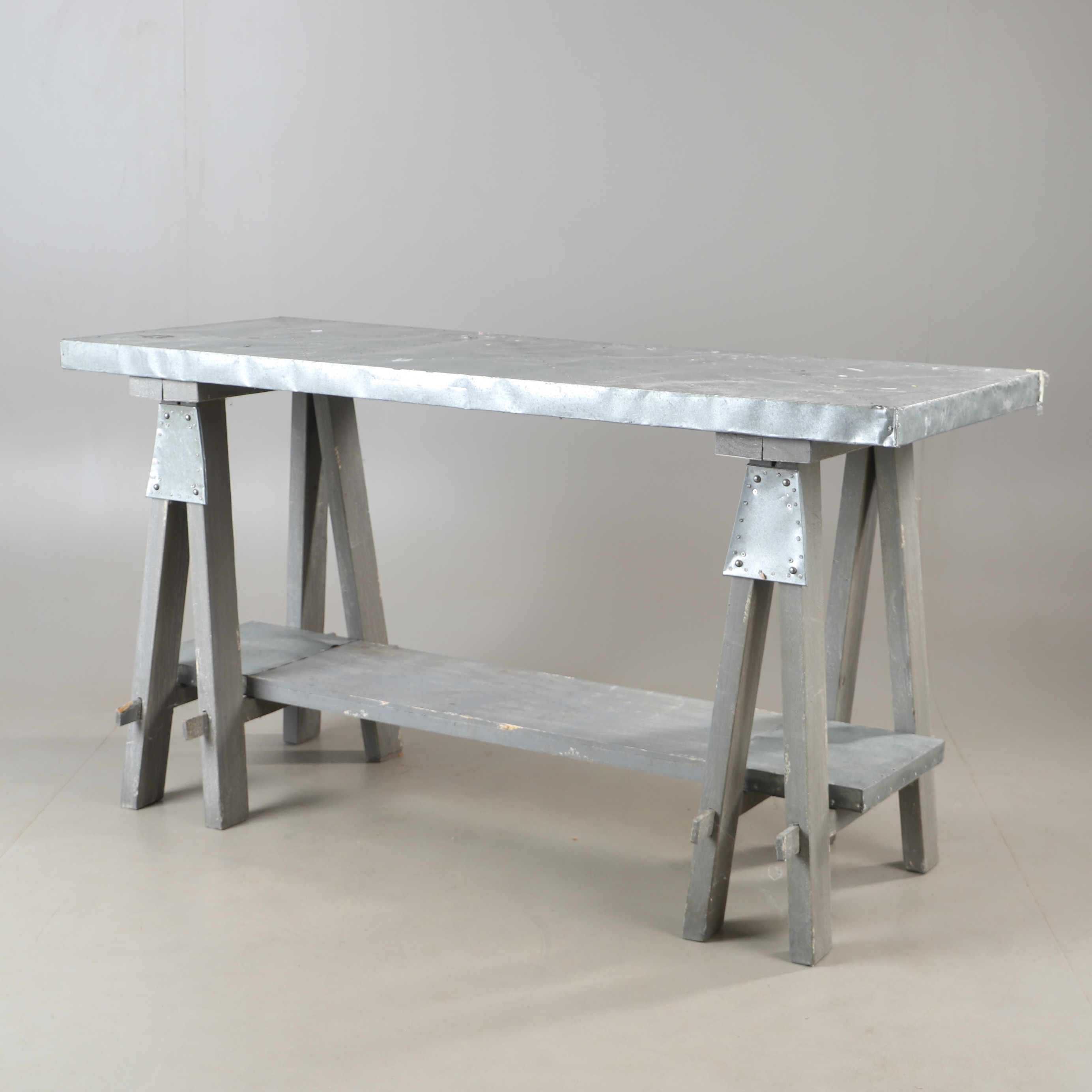 BORD PÅ PALLBOCKAR, trä och metall, 2000-tal.