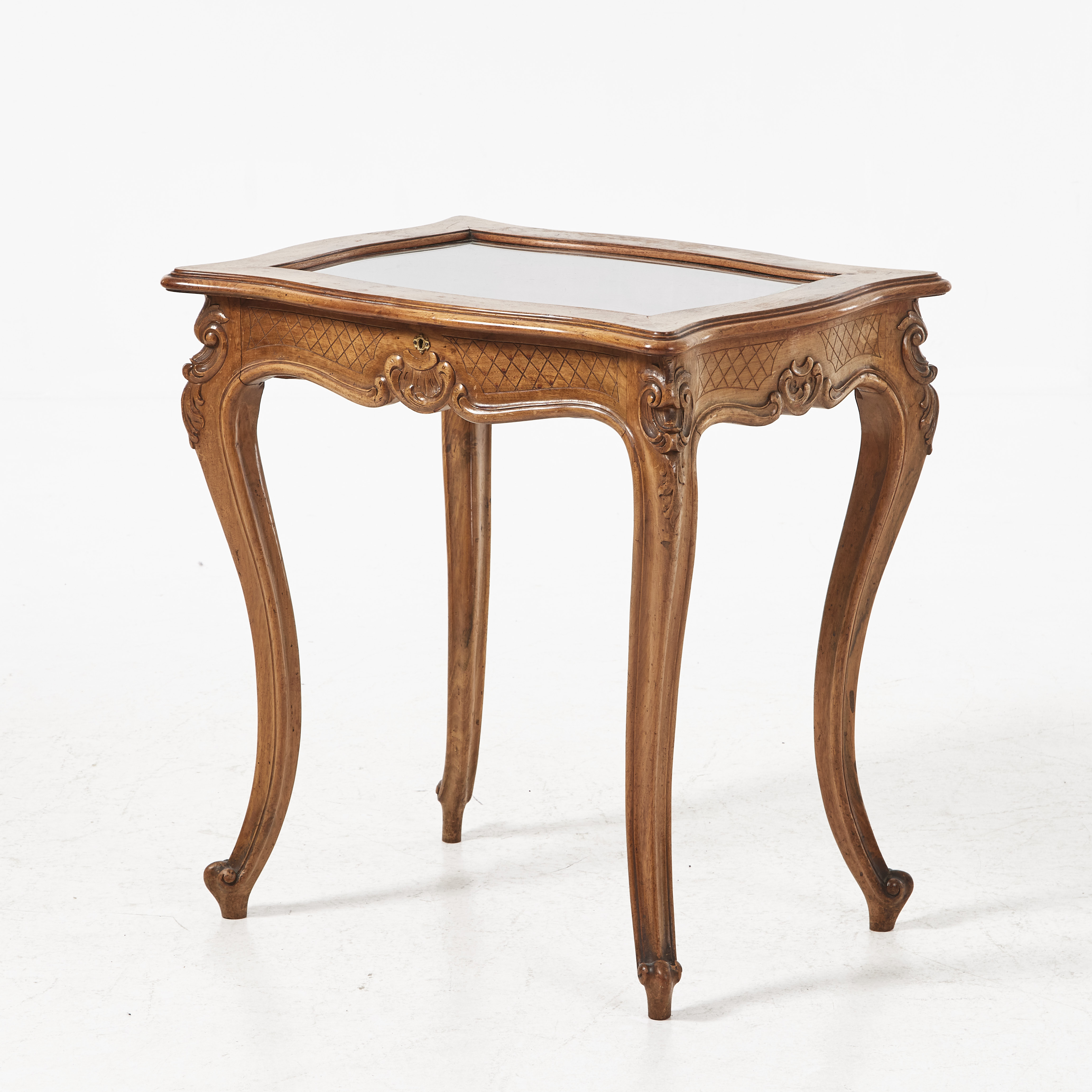 MONTERBORD, rokokostil, valnöt, skulpterad dekor av rocailler. På skivan fasetterat glas. Sammetsklädd interiör.