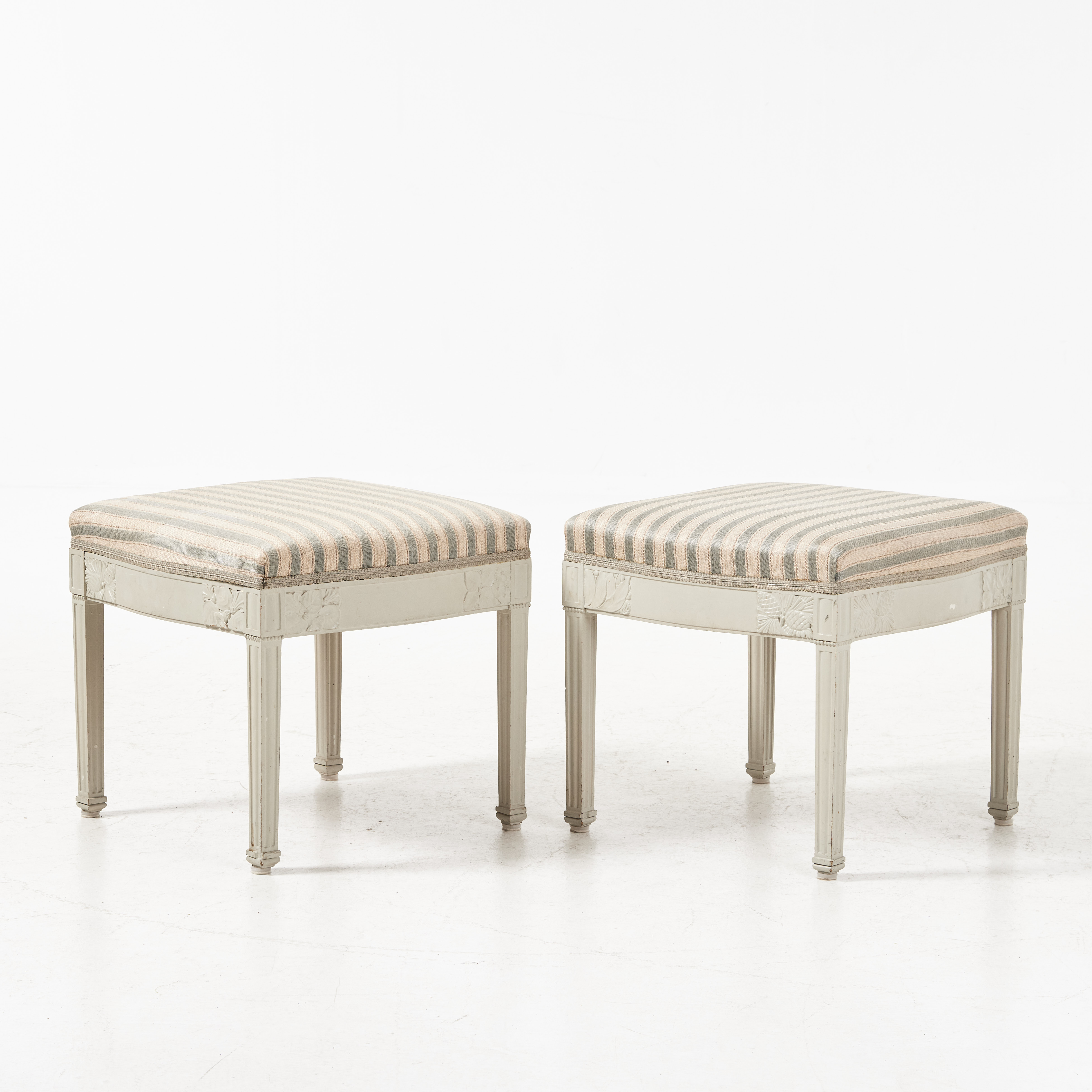 TABURETTER, 1 par, tidigt 1900-tal, bemålade, skuren dekor av bl a kottar, stoppad sits, randig klädsel.