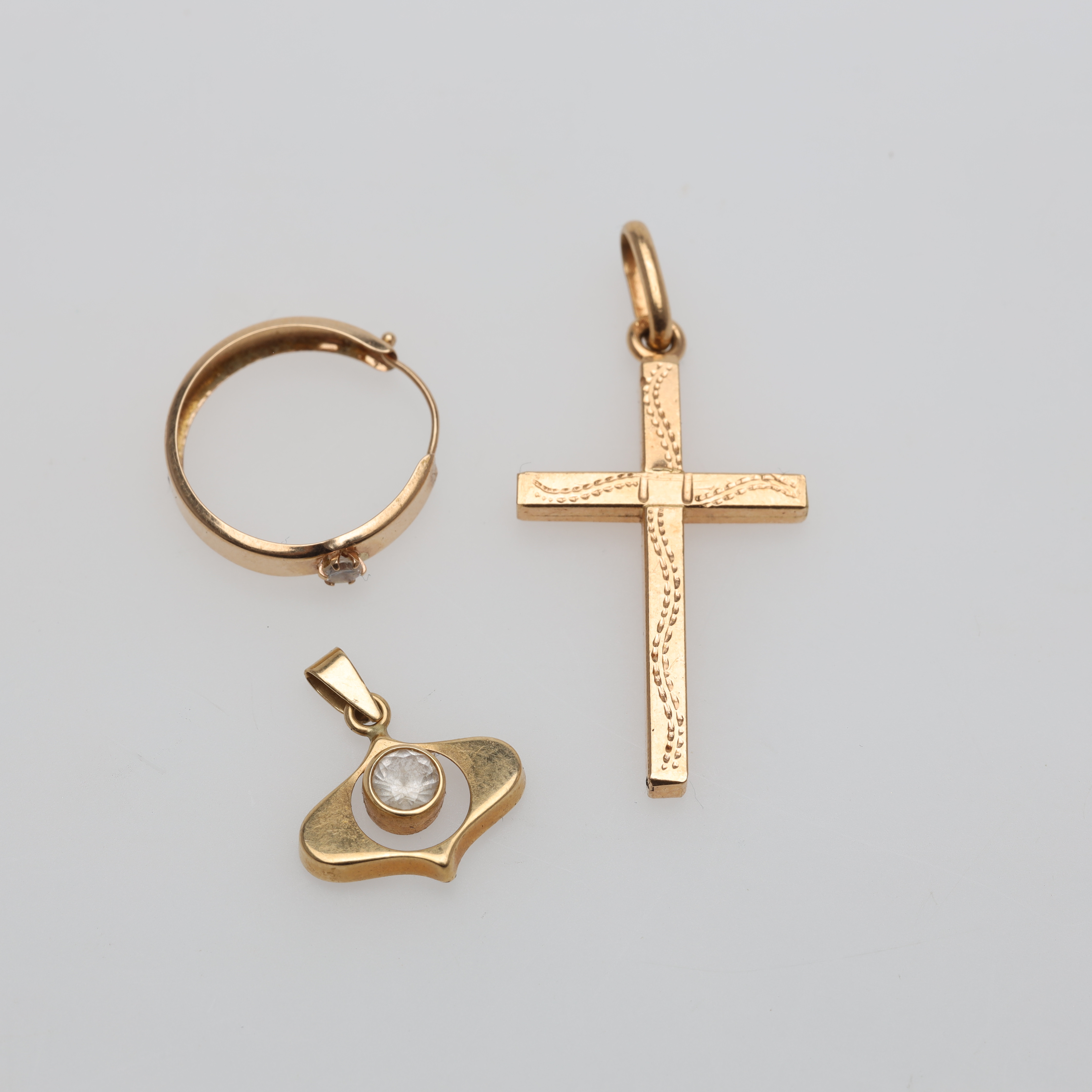 SMYCKEN 3 delar 18K guld bruttovikt ca 3,1 gram.