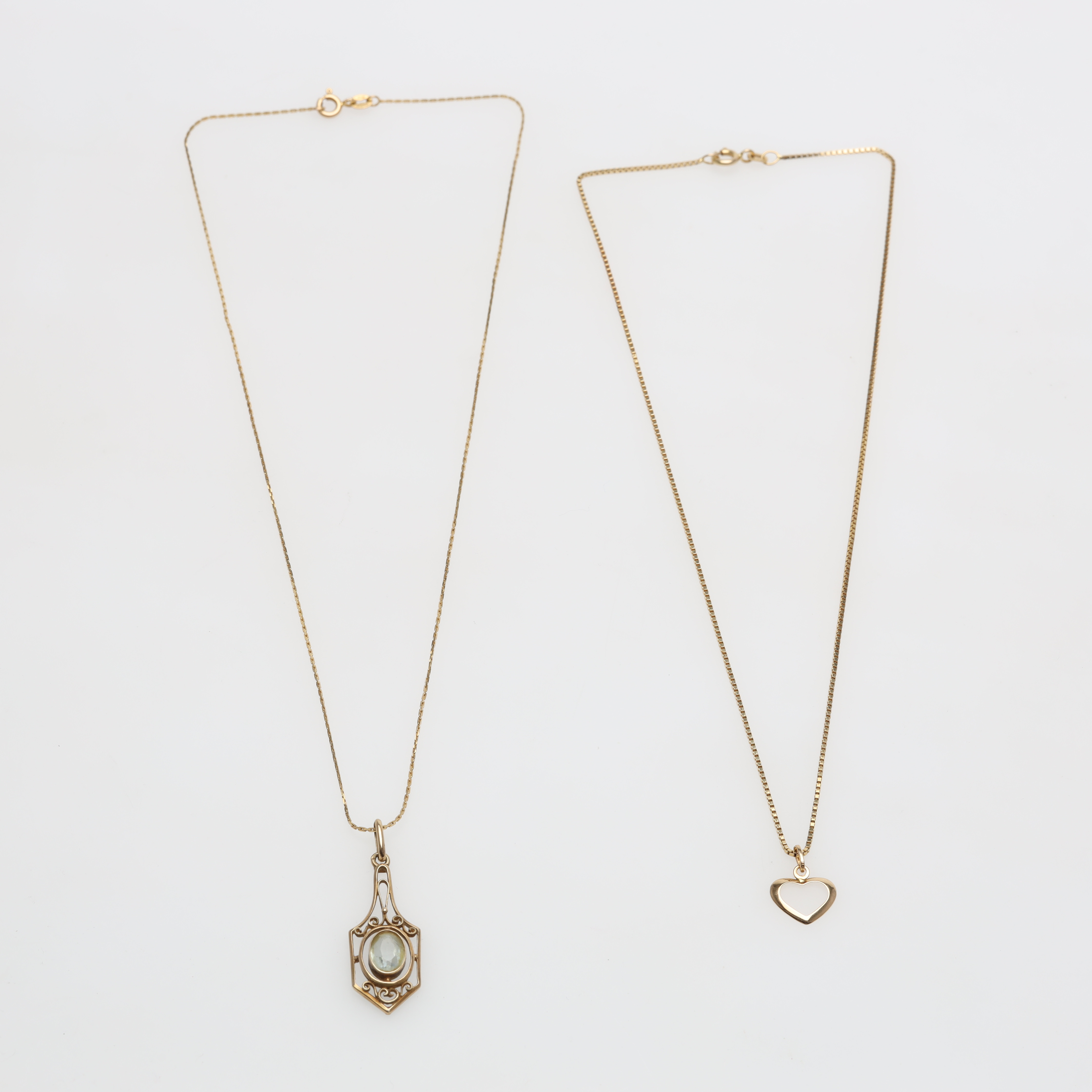 SMYCKEN 4 delar 14K guld bruttovikt ca 5,6 gram.