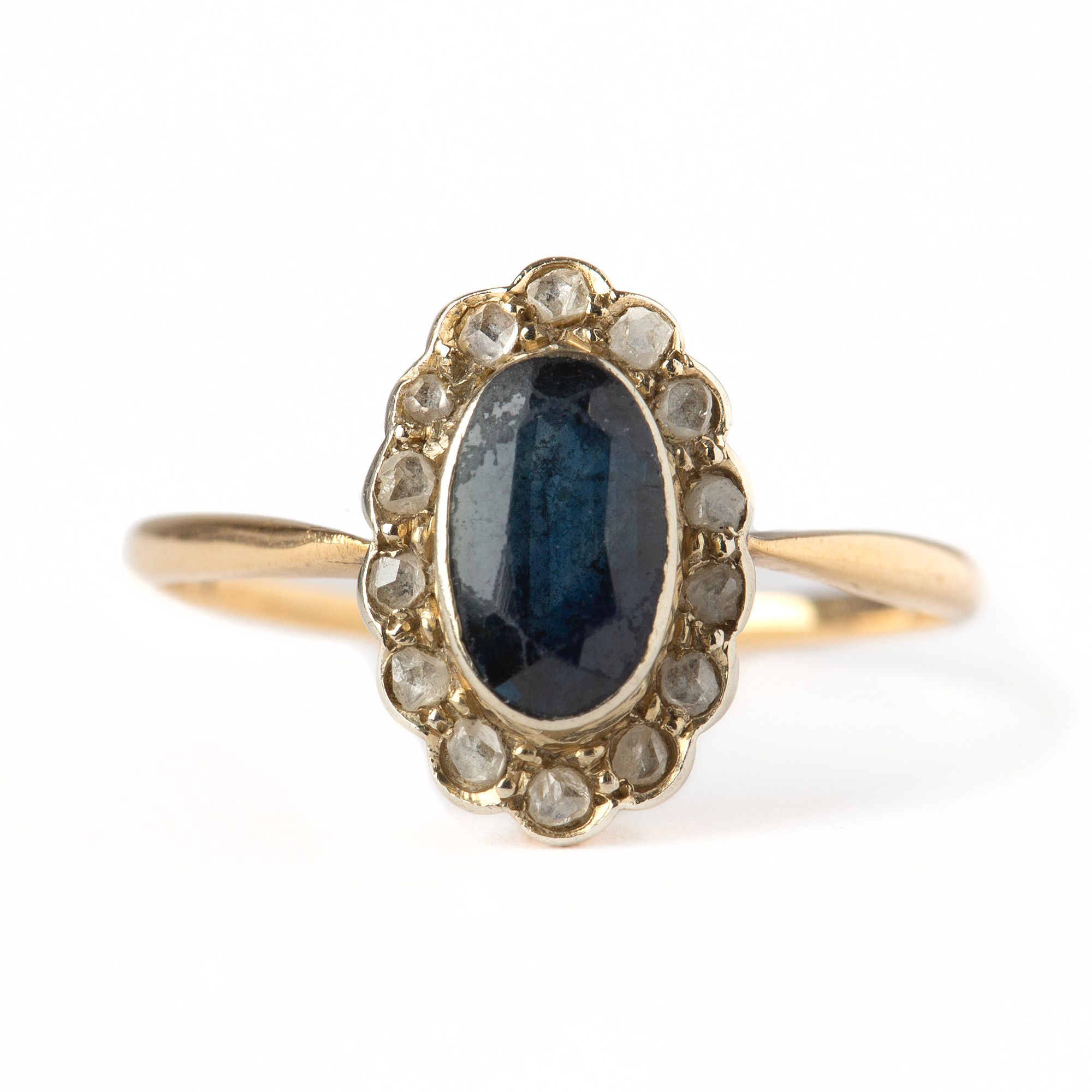 RING, 18K guld med fasettslipad safir och rosenslipade diamanter.