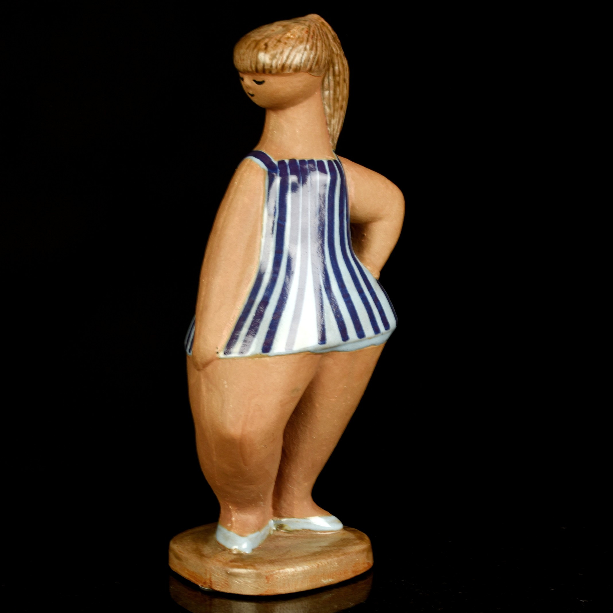 LISA LARSON. Stengods "Dora", ur serien "ABC-flickorna", Gustavsberg.