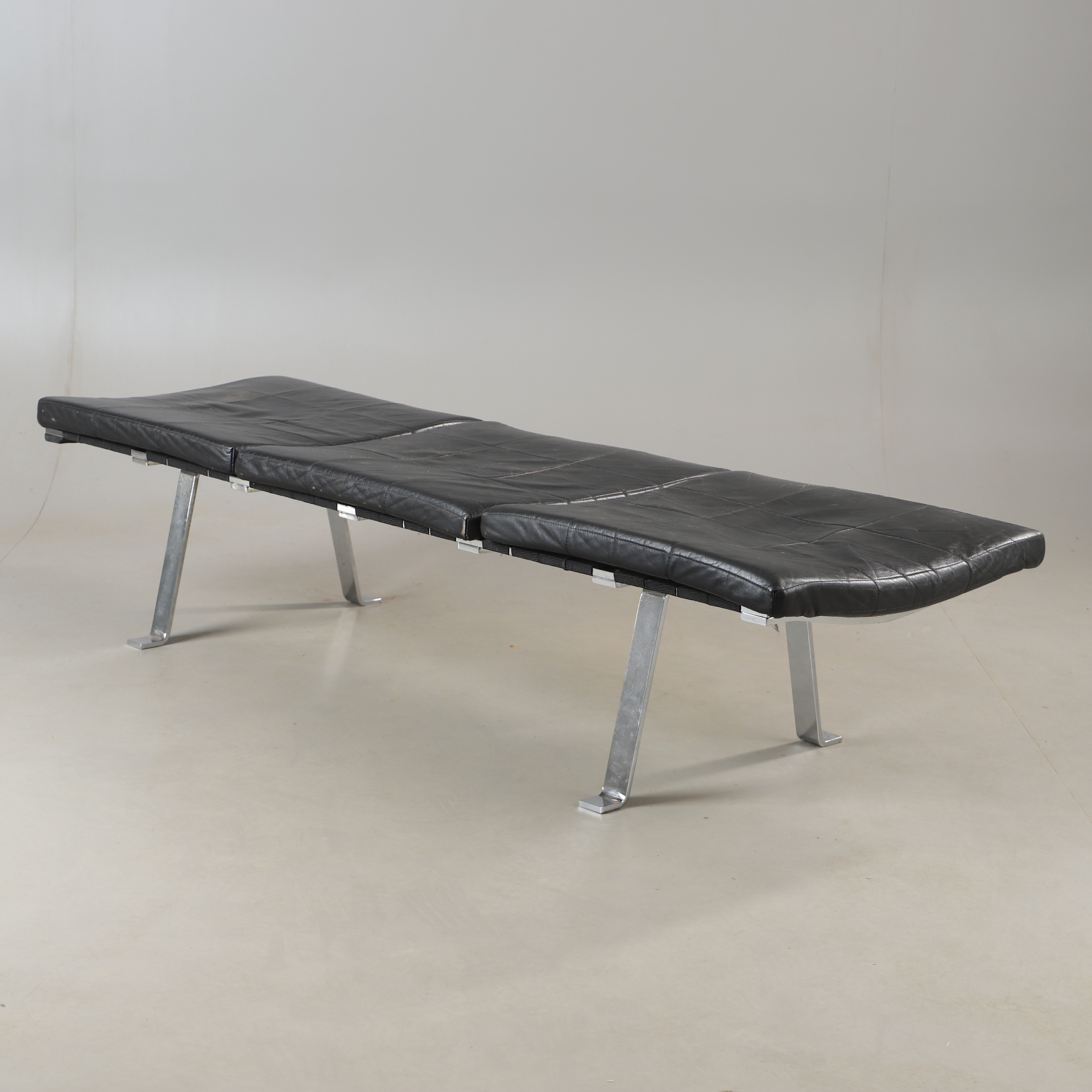 SITTBÄNK, skinn och metall, 2000-tal.