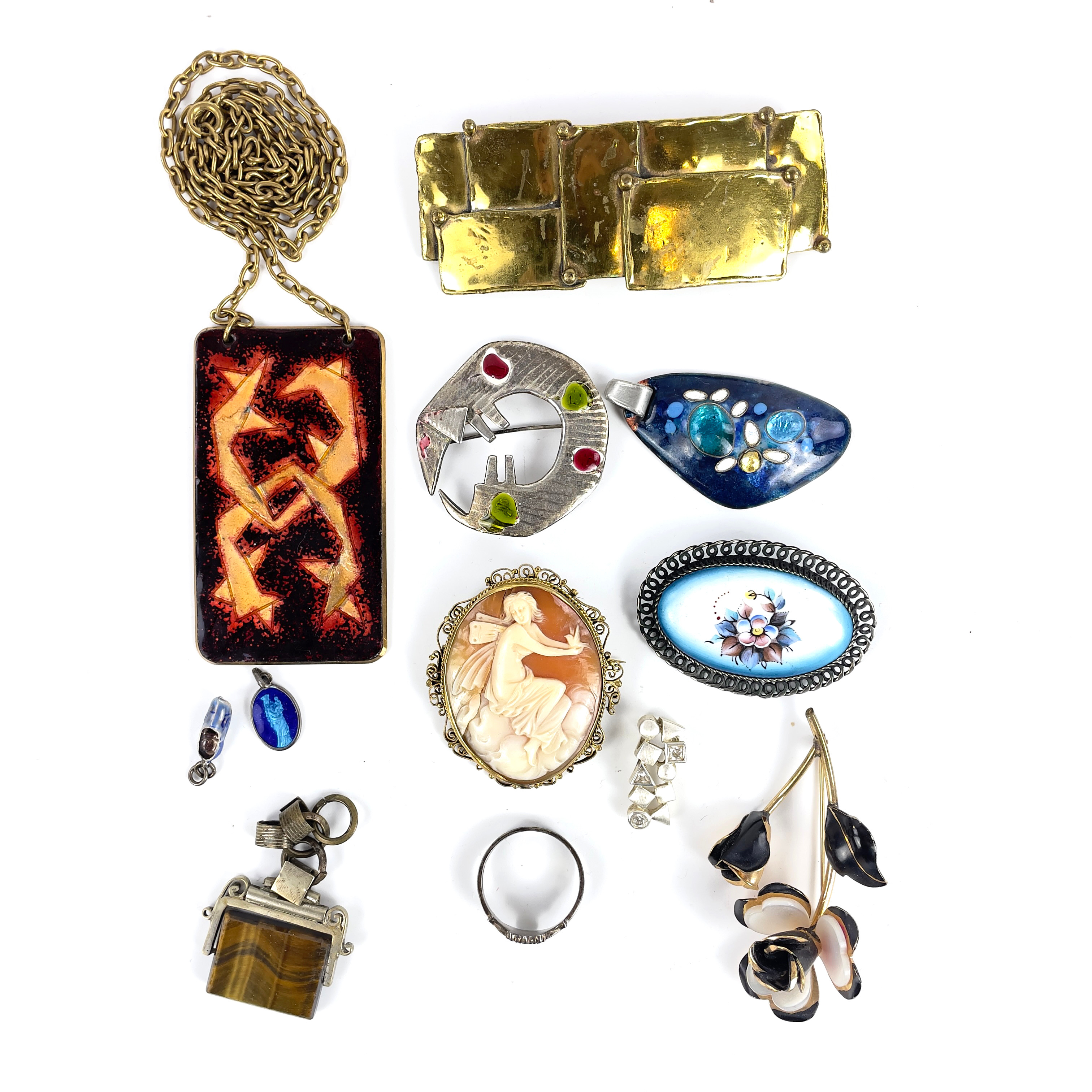 SMYCKEN, HÄNGEN, BROSCHER med mera. Bl a silver.