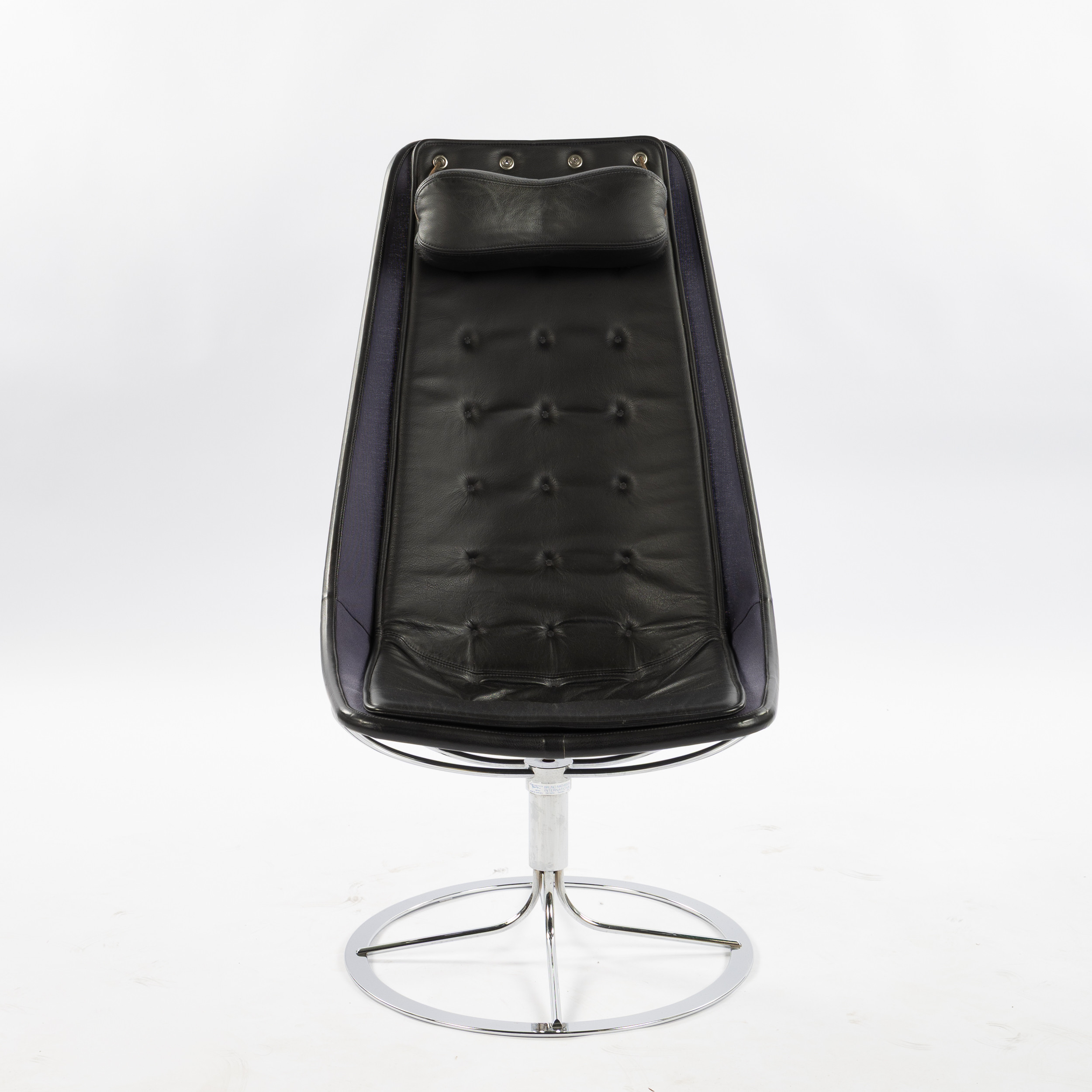 BRUNO MATHSSON. Fåtölj, "Jetson 66", Bruno Mathsson International, svart skinnklädsel, mesh och blankkromat underrede.