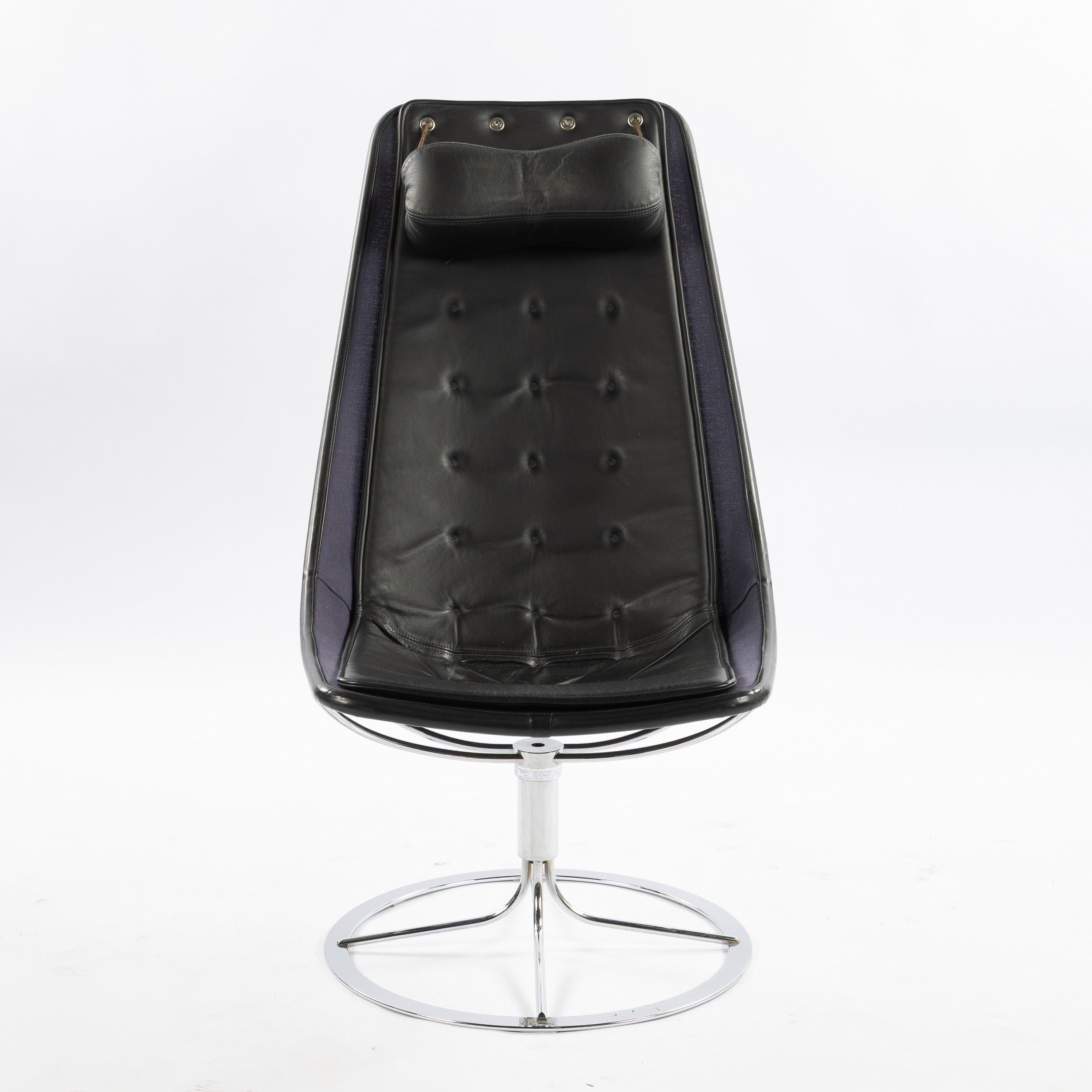 BRUNO MATHSSON. Fåtölj, "Jetson 66", Bruno Mathsson International, svart skinnklädsel, mesh och blankkromat underrede.