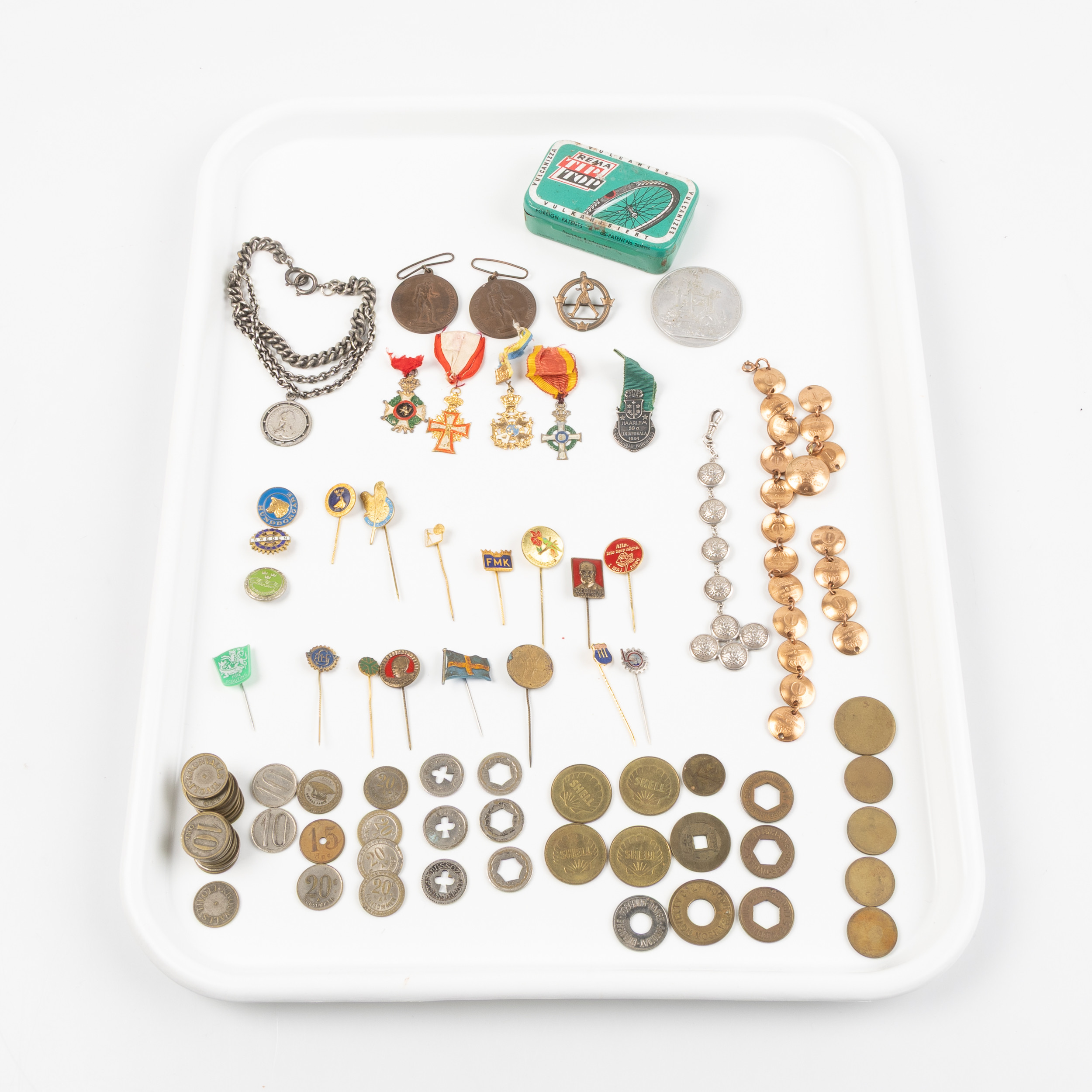 SAMLING PINS, MEDALJER, PLAKETTER POLETTER & JETONGER, omkring 1900-1960.