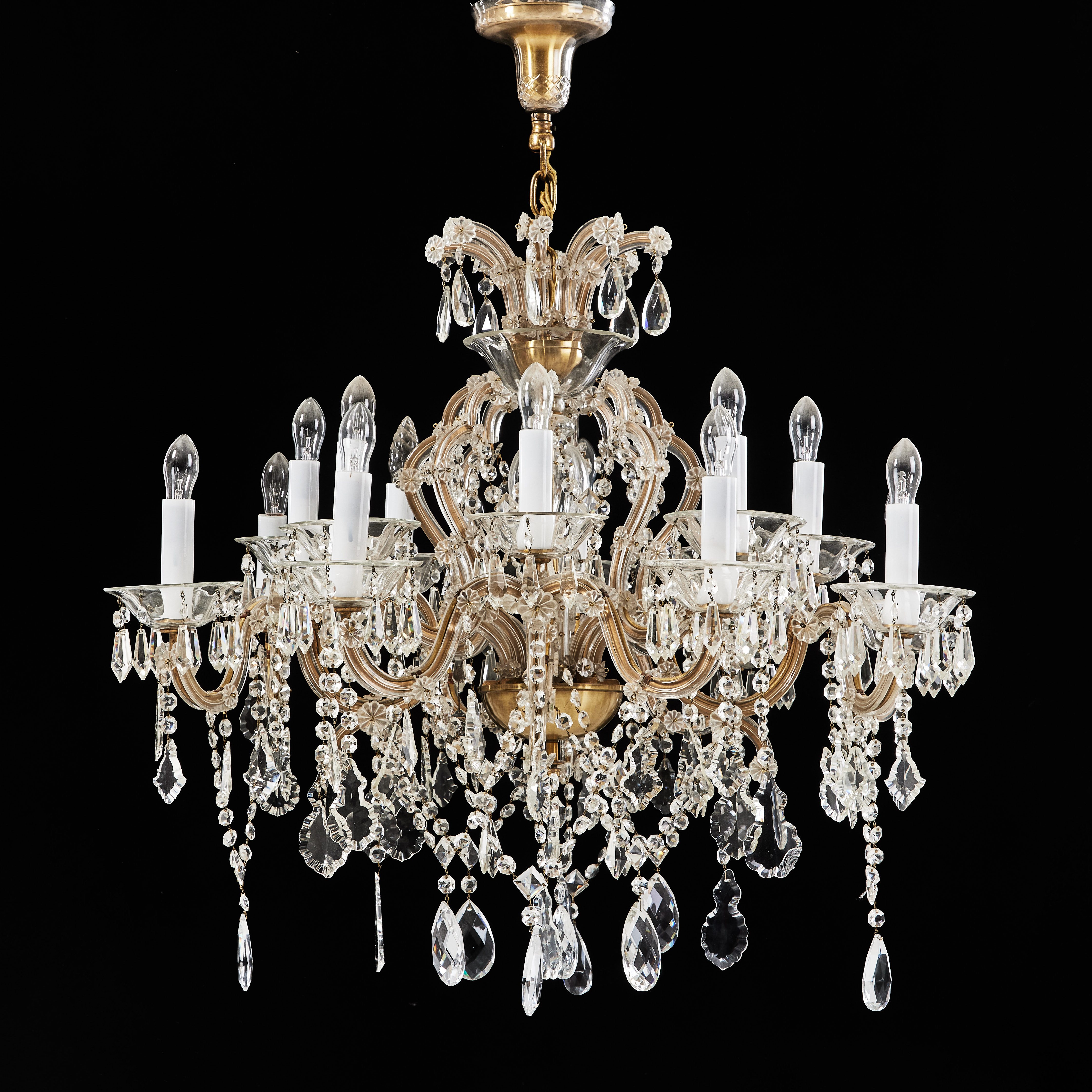 LJUSKRONA, rokokostil, Böhmen, stomme av mässing klädd i glas, behängd med prismor.