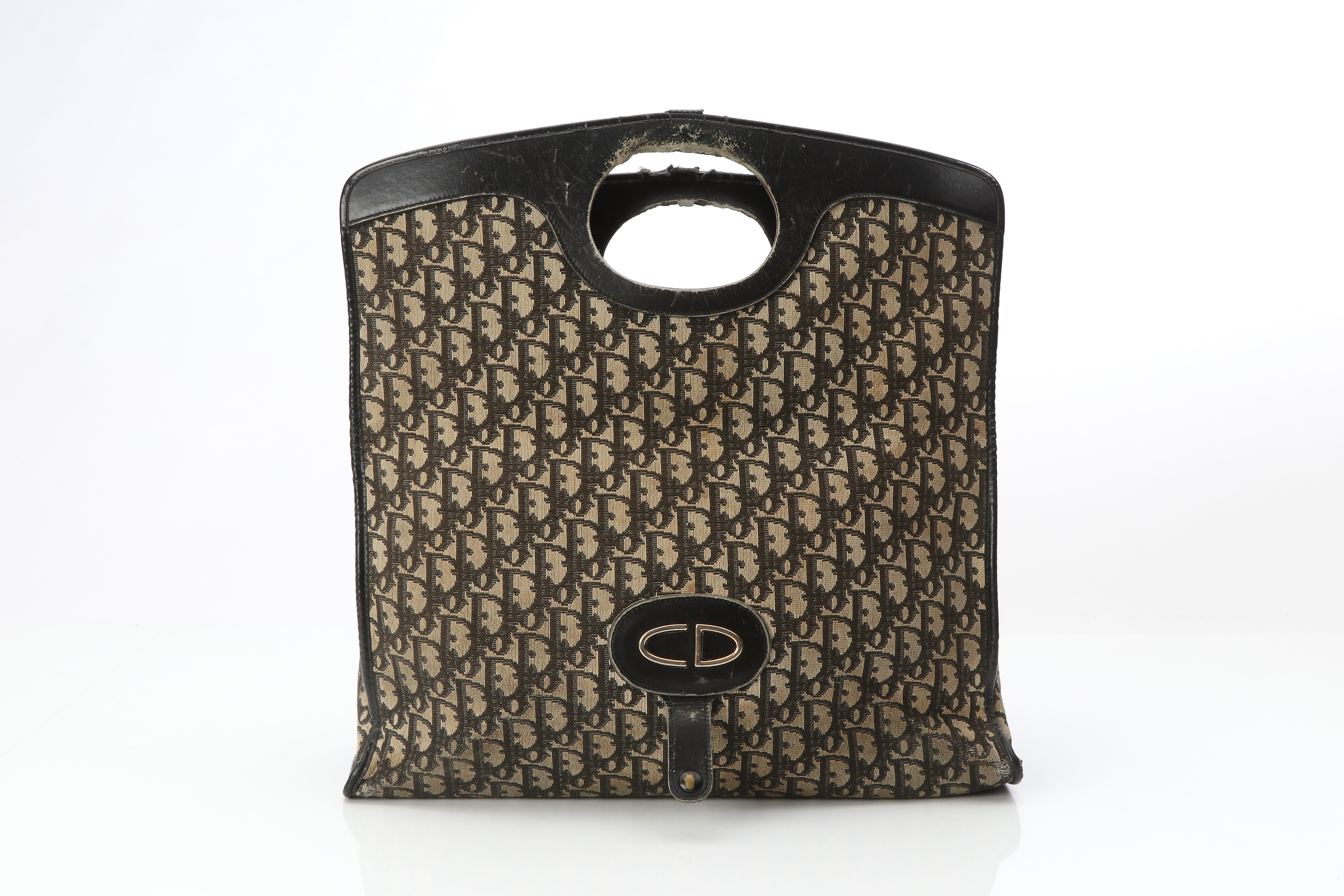 CHRISTIAN DIOR, VÄSKA "Fold over Oblique convertible clutch". Svart monogrammönstrad canvas med svarta läder- och galondetaljer.