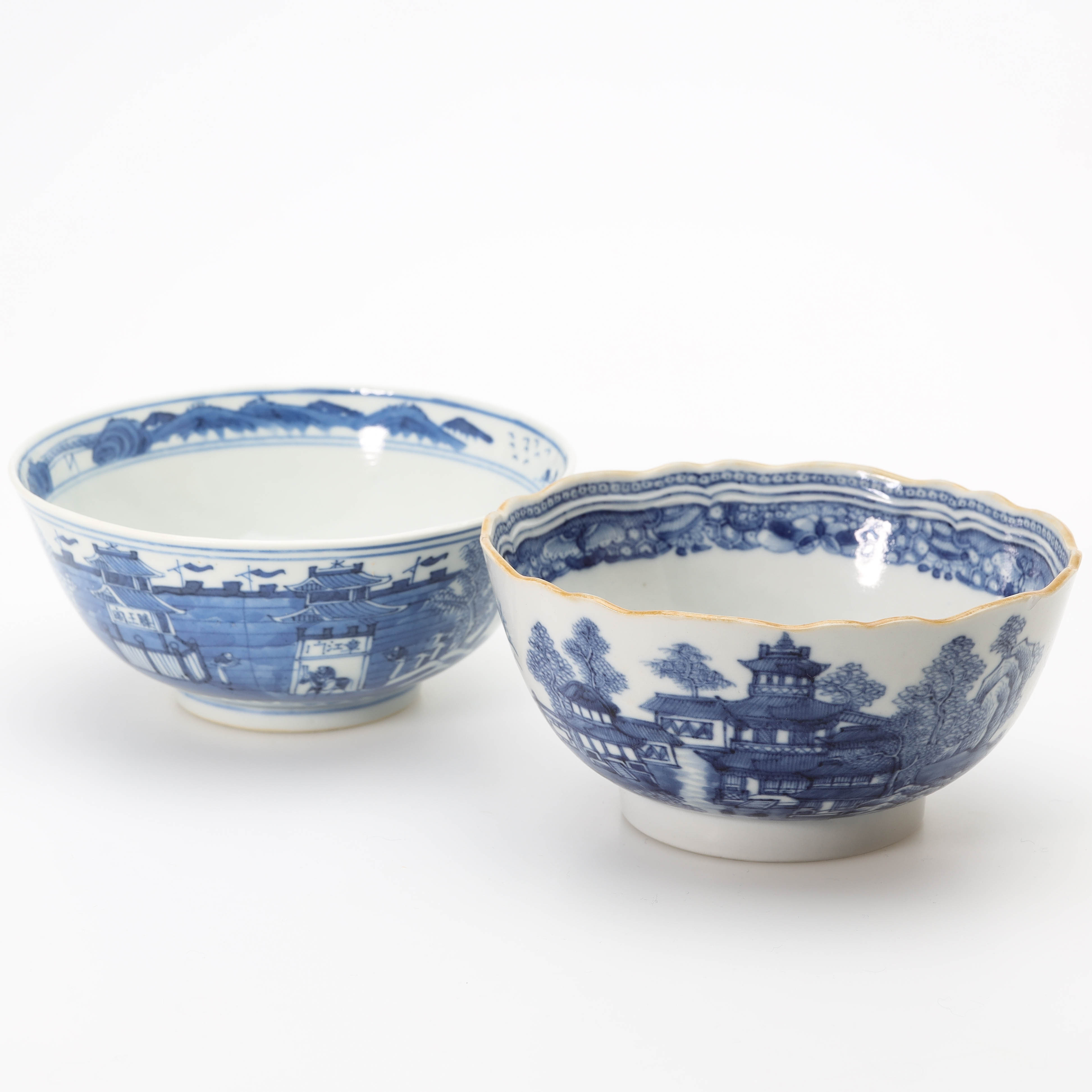 SKÅLAR, 2 delar, underglasyr i blått, dekor av figurscener och pagoder, 17/1800-tal.