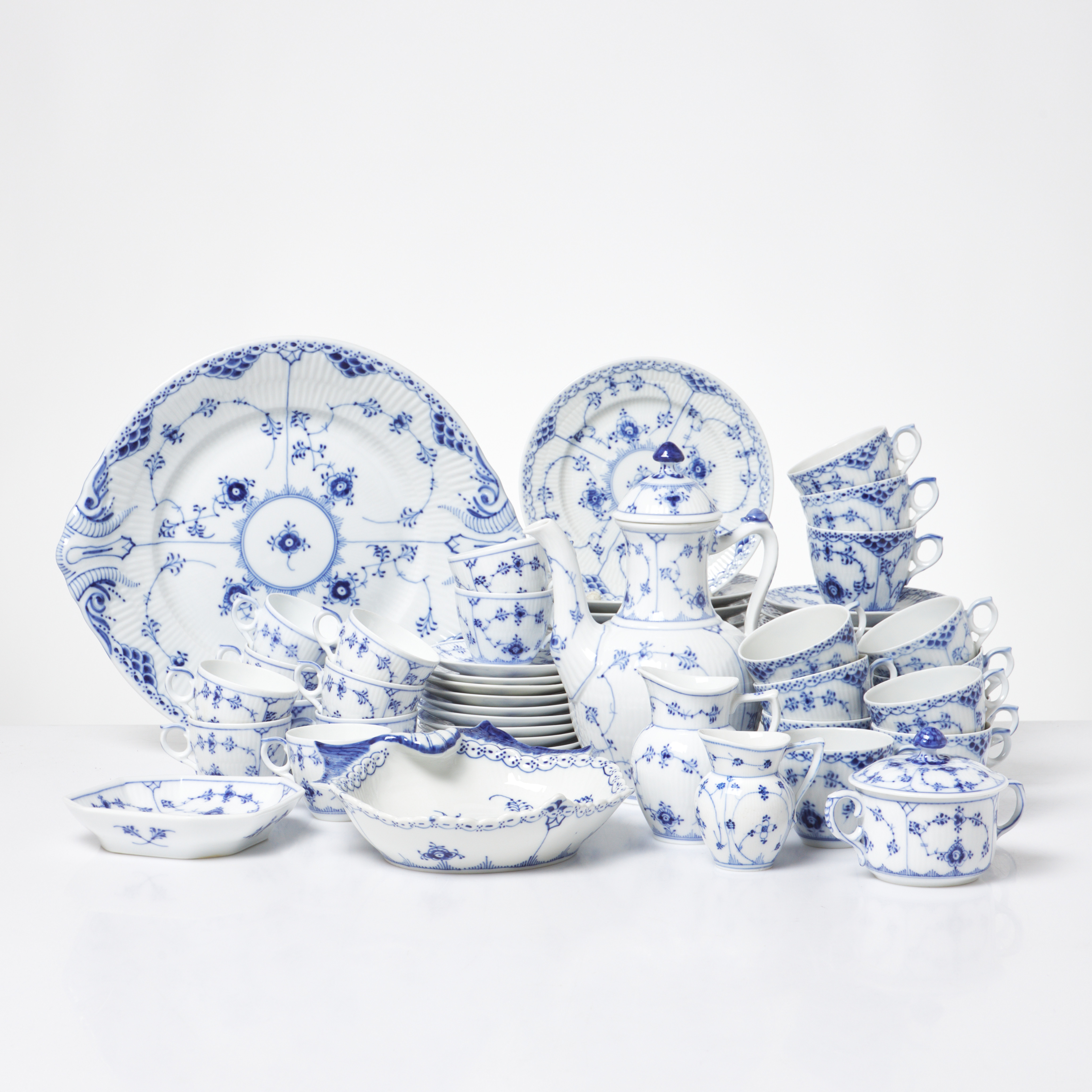 ROYAL COPENHAGEN. servisdelar, "Musselmalet" 40 dlr, halvblond, porslin.