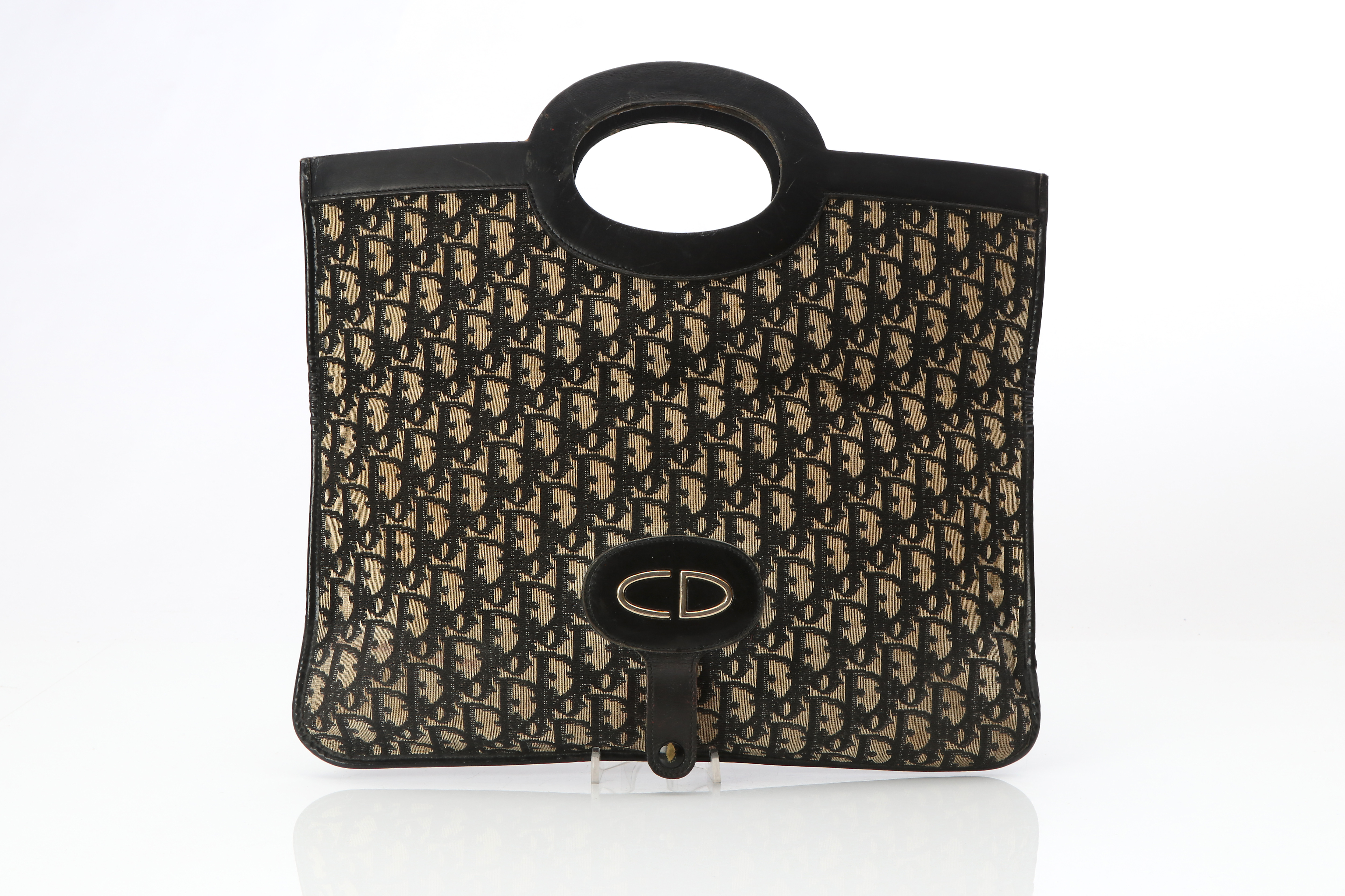 CHRISTIAN DIOR, VÄSKA. Fold over Oblique clutch. Svart monogrammönstrad canvas med svarta läder- och galondetaljer.