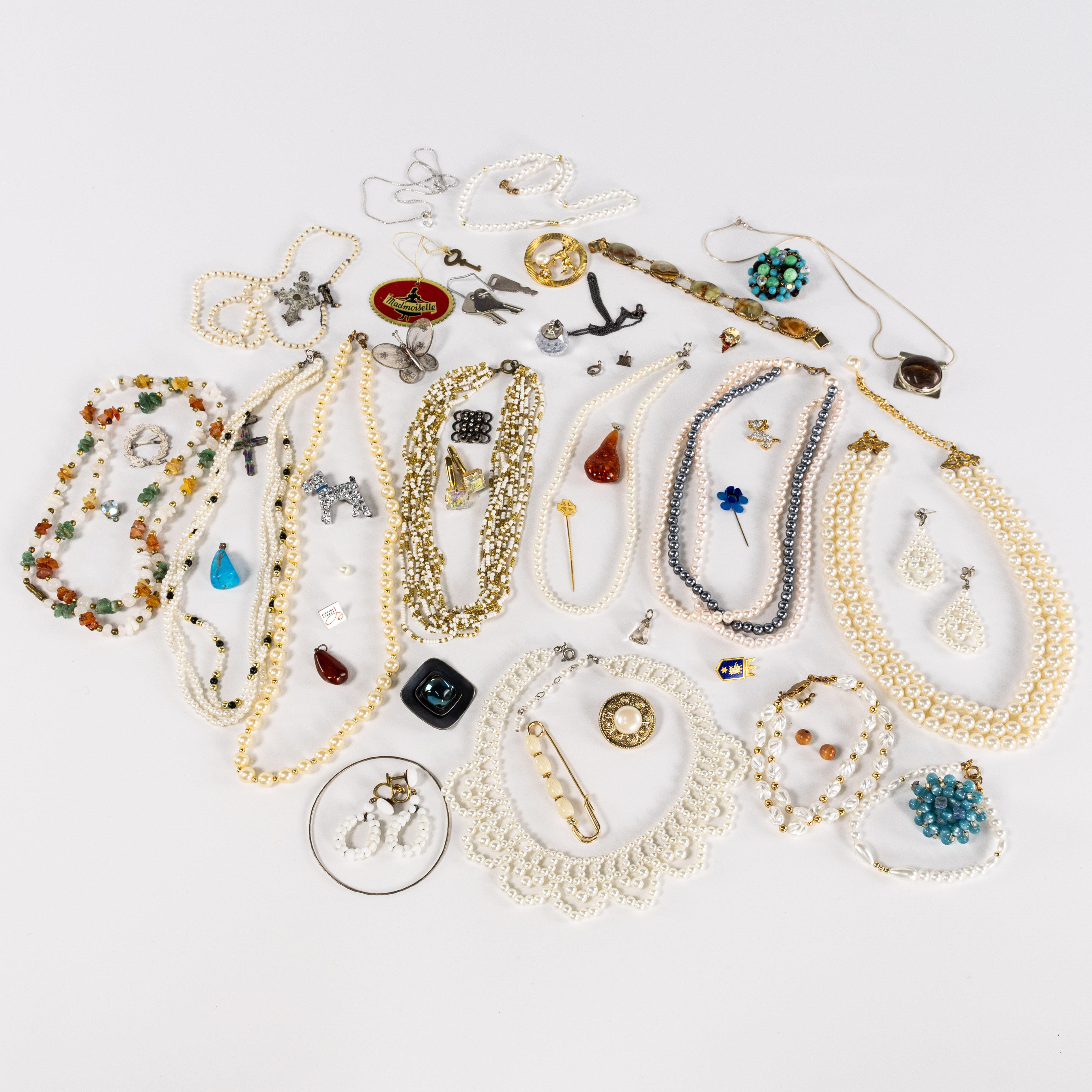 SMYCKEN, BIJOUTERIER, ett parti, i smyckesskrin.