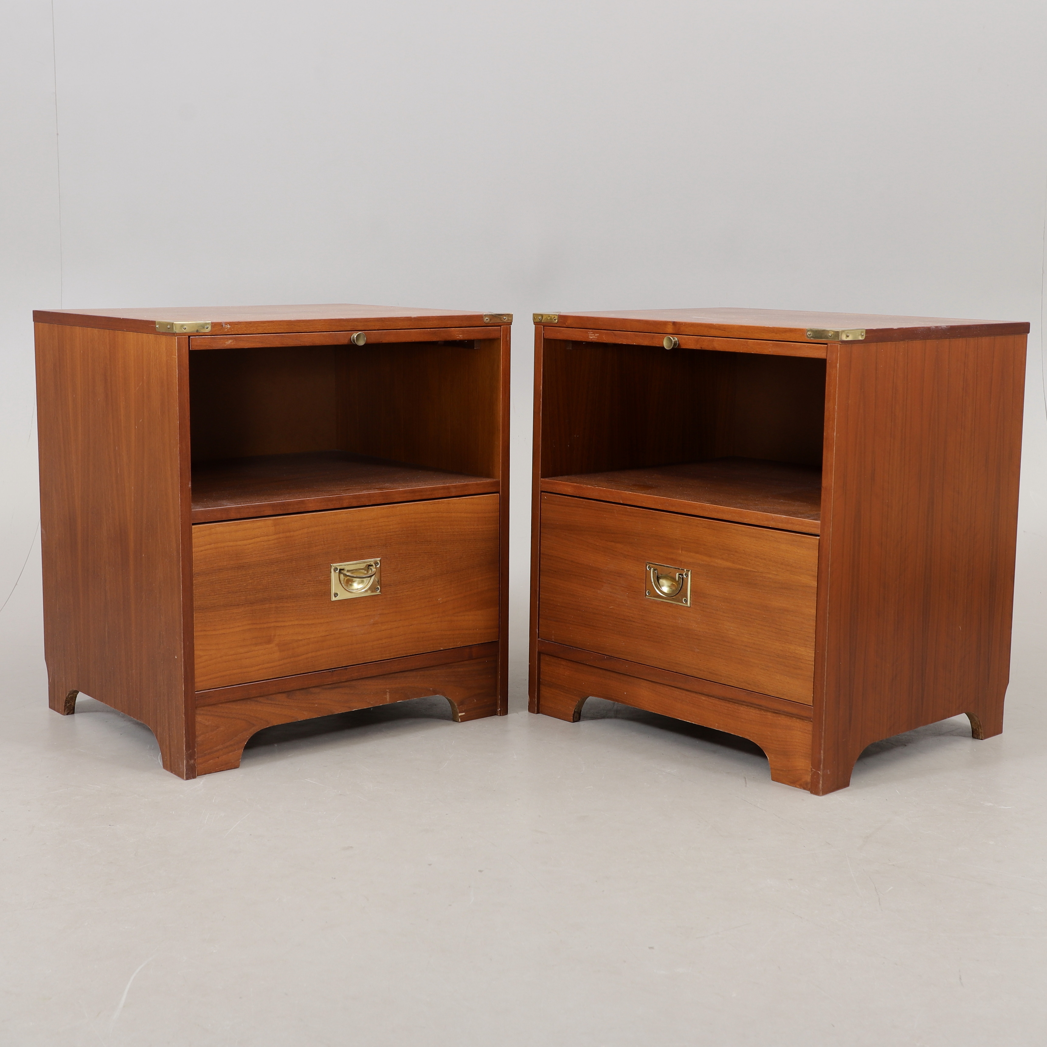 SÄNGBORD, ett par, engelsk stil, 1900-talets andra hälft.