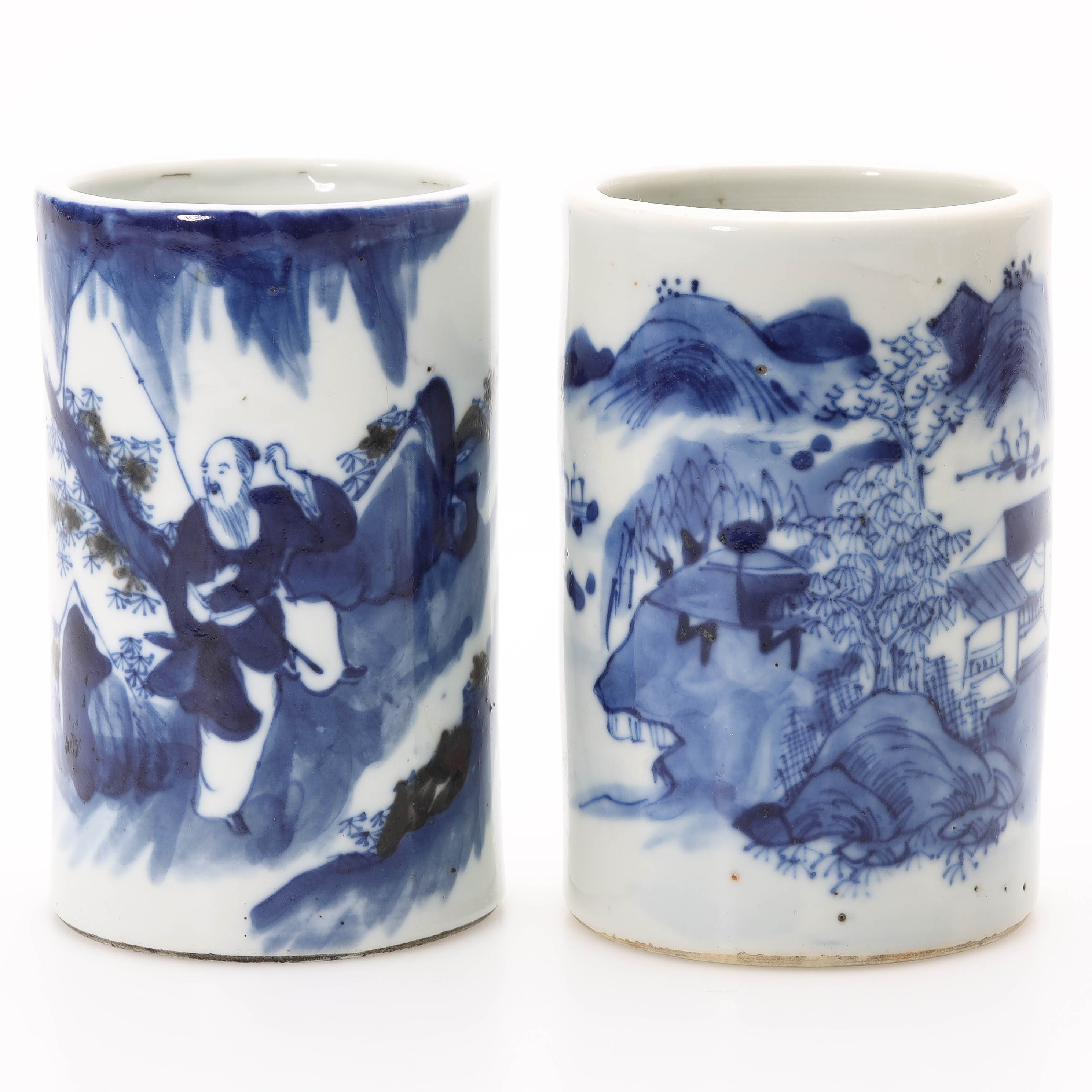 PENSELVASER, 2 delar, underglasyr i blått, figurscener, Kina, 1800-tal.