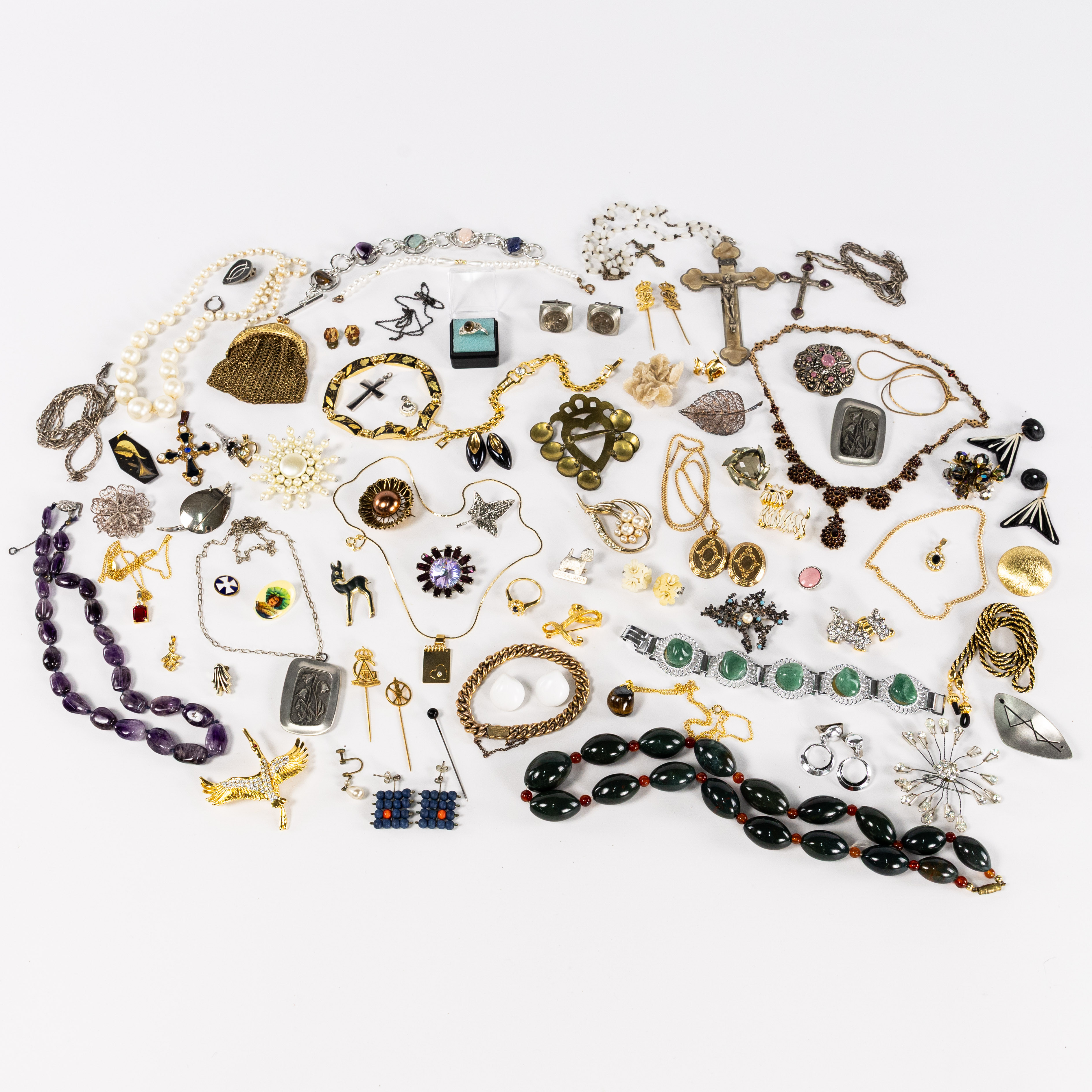 SMYCKEN, BIJOUTERIER, större parti i smyckesskrin.