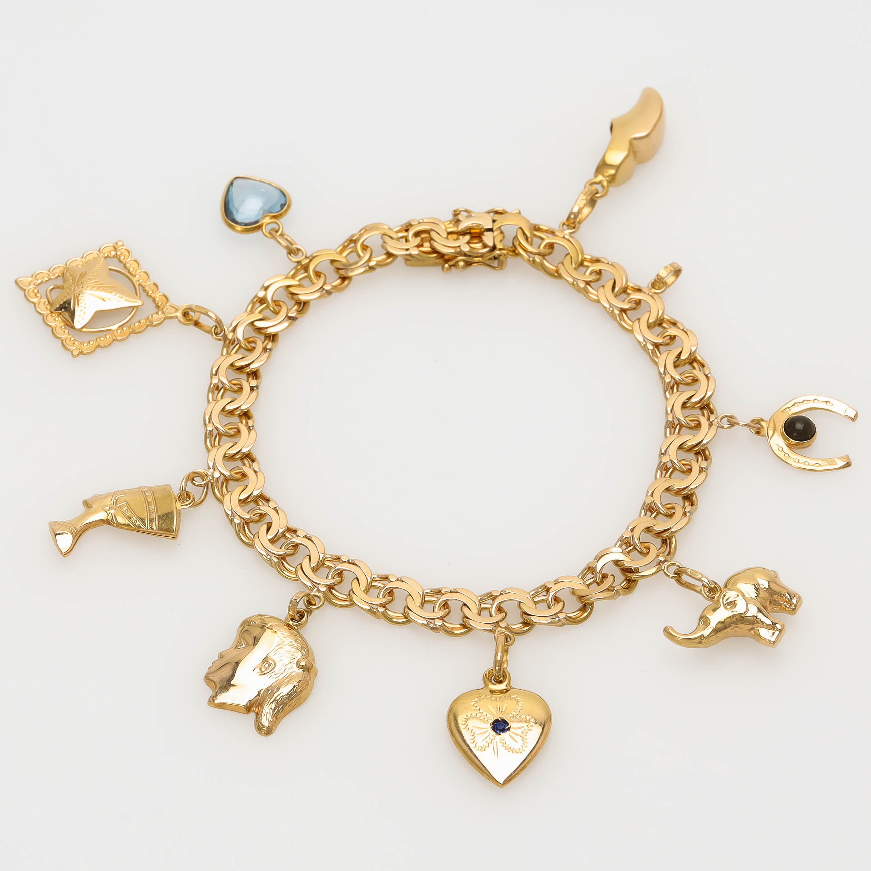 ARMBAND, 18 k guld, bismarcklänk med 8 st berlocker, Stockholm 1967.