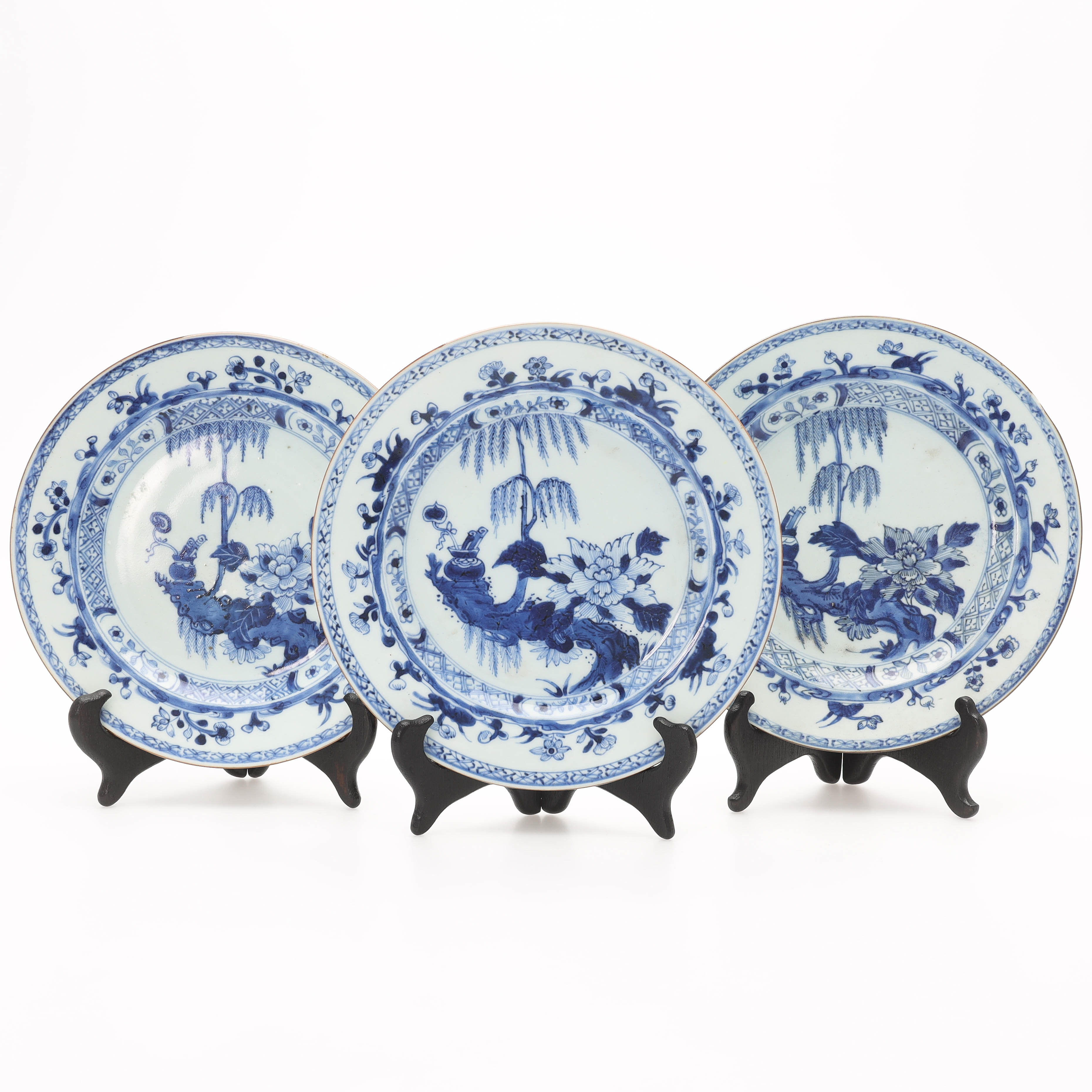 TALLRIKAR, 3 delar, underglasyr i blått, 1700-tal.