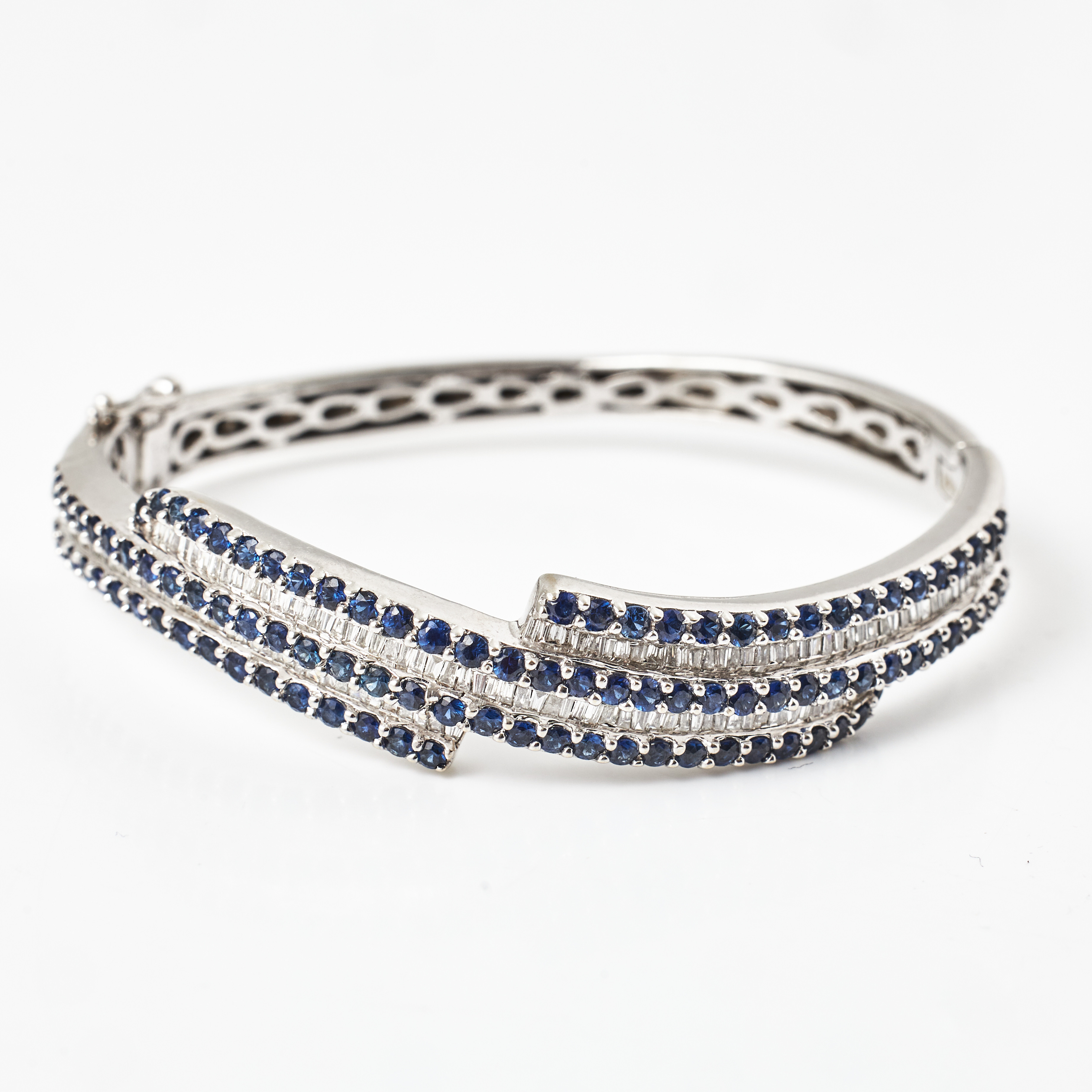 ARMRING, 18 k vitguld, dekor med 50 fasettslipade safirer samt flertalet baguette- och trapetsslipade diamanter, engelska stämplar, Sheffield 2017.