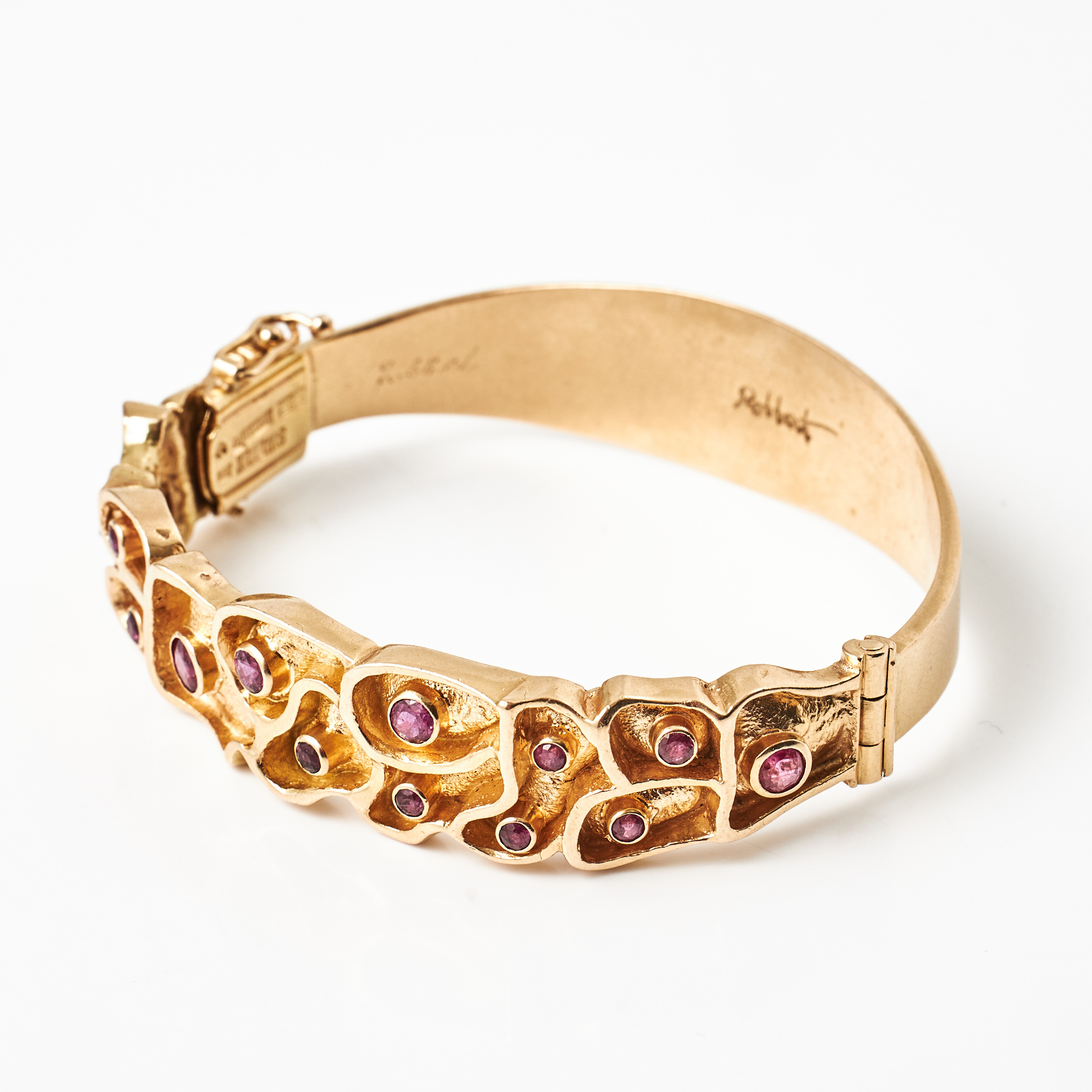 ARMRING, 18 k guld, dekor med 16 fasettslipade rubiner totalt 2,68 ct., organisk form, brutalistisk stil, Silversmedjan Trosa Kvarn, Inger Robbert, Trosa 1971, stämpelsignerad Robbert.