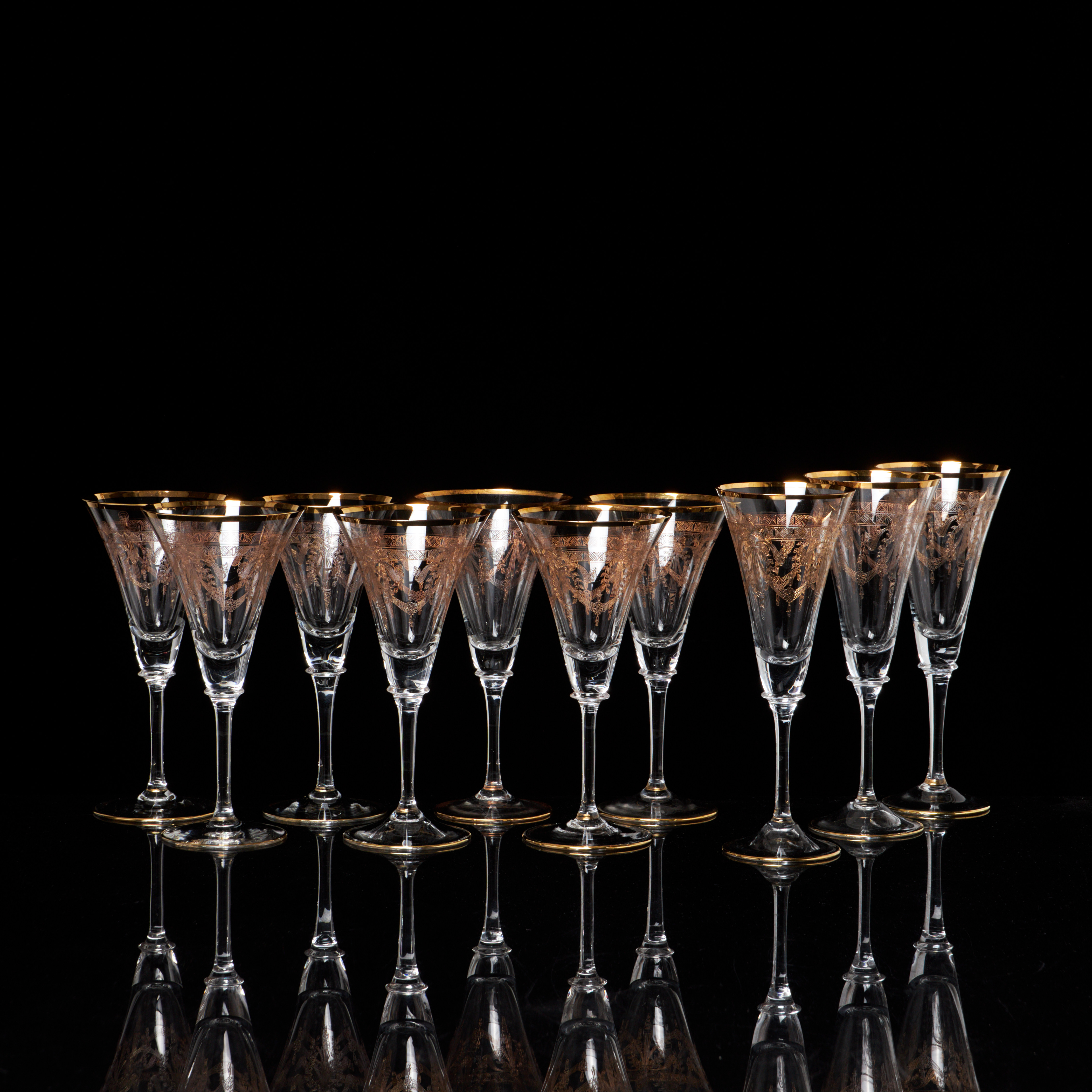 VIN och CHAMPAGNEGLAS, 7+3 st, 1900-tal, pantograferad dekor föreställande rosetter och lagerkrans, förgyllda kring mynning samt fot.